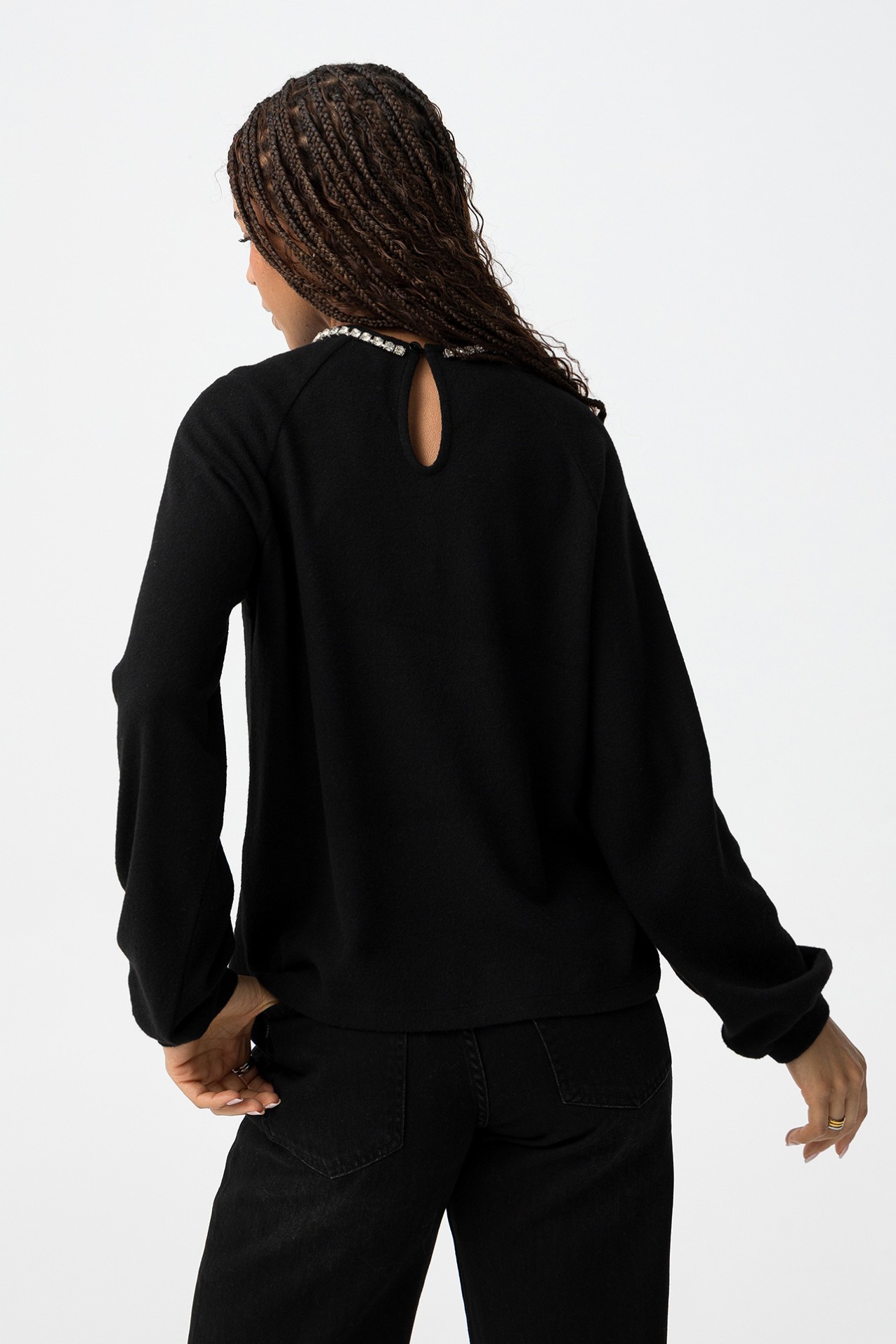 Camiseta negra con piedras