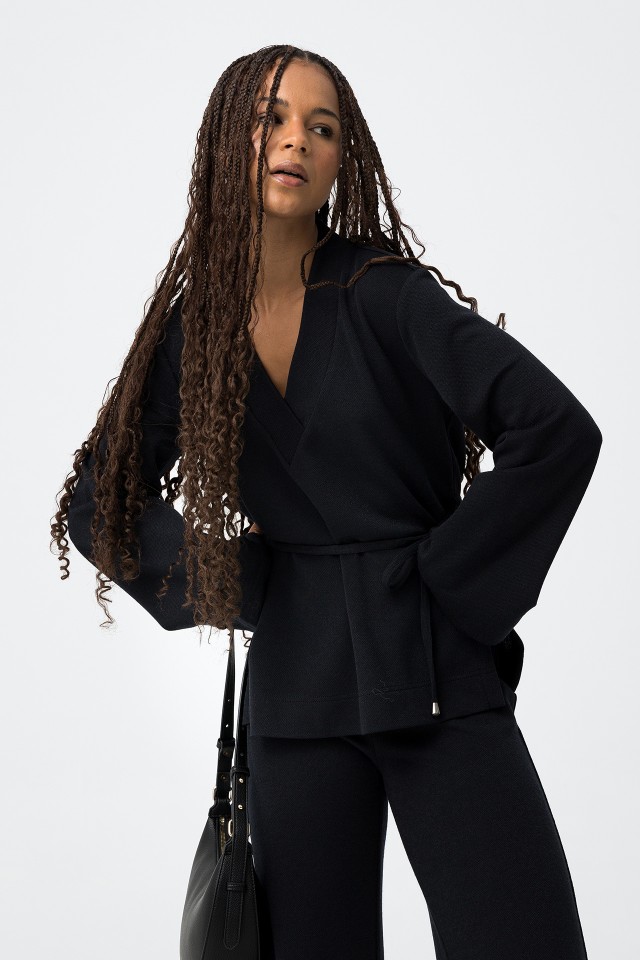 Camiseta negra con cinturn