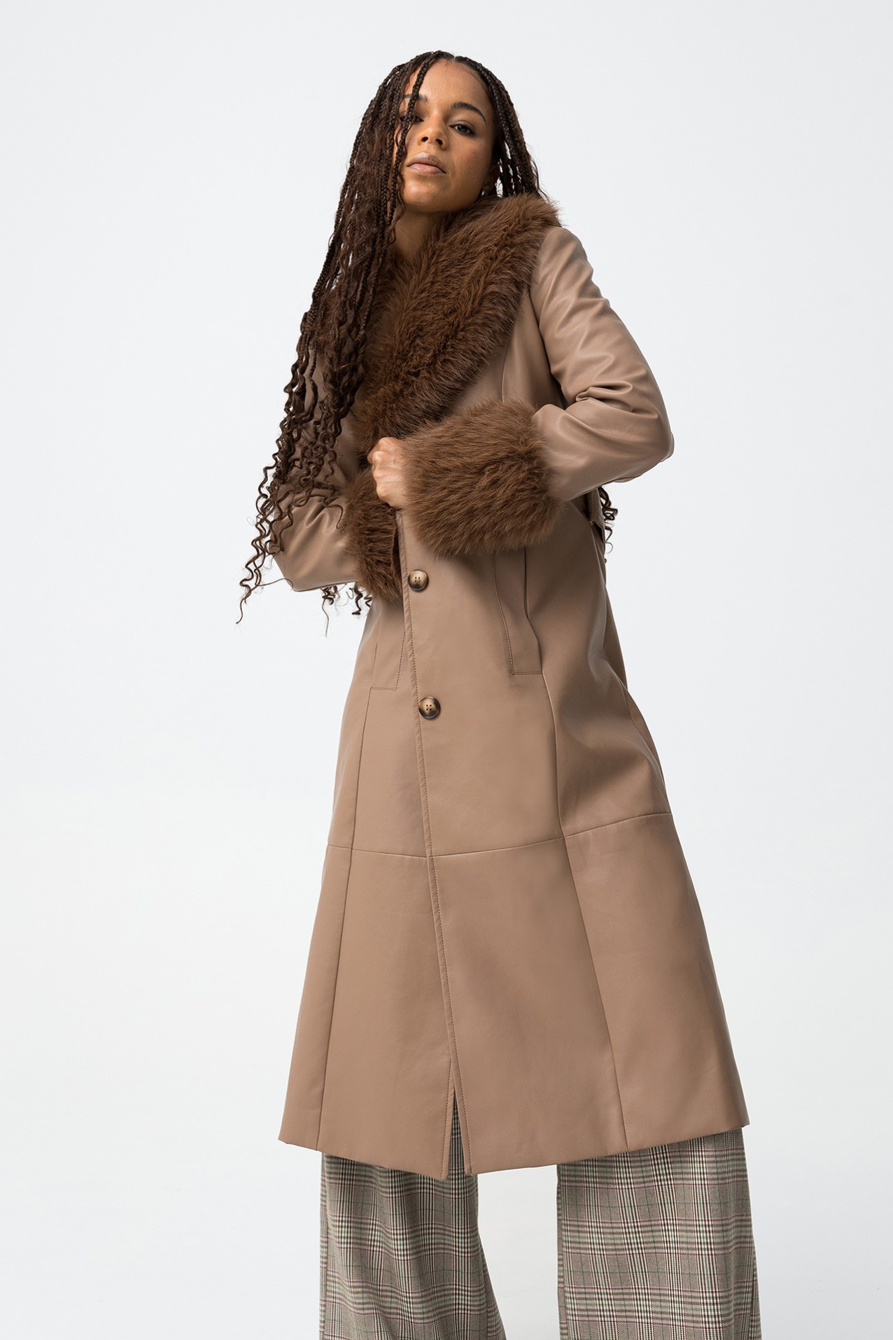 Casaco comprido bege elegante