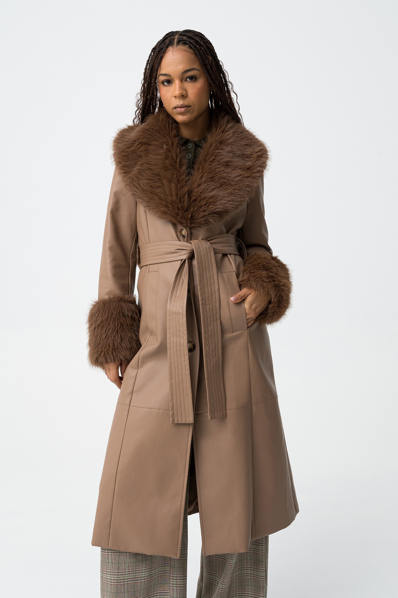 Casaco comprido bege elegante