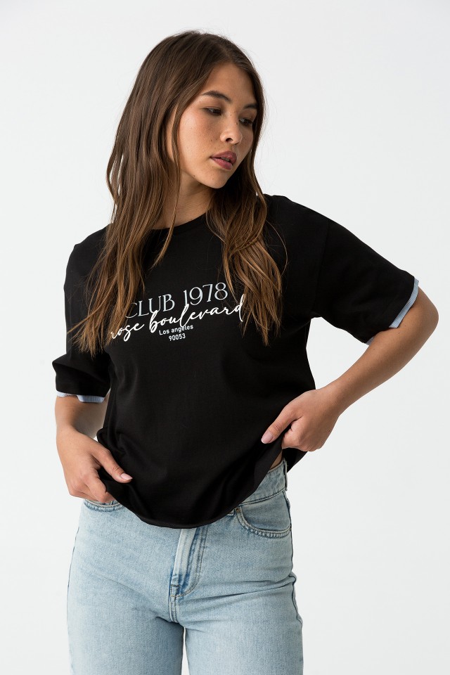 Camiseta bordada con aplicaciones