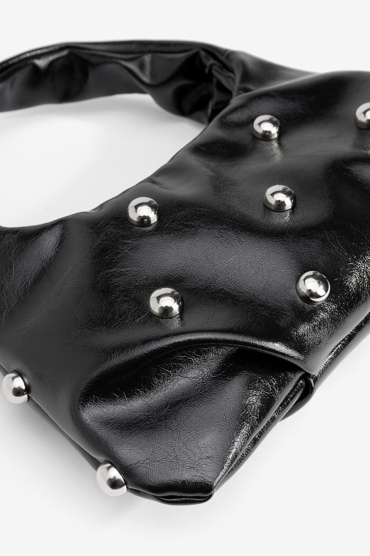 Carteira preta com tachas