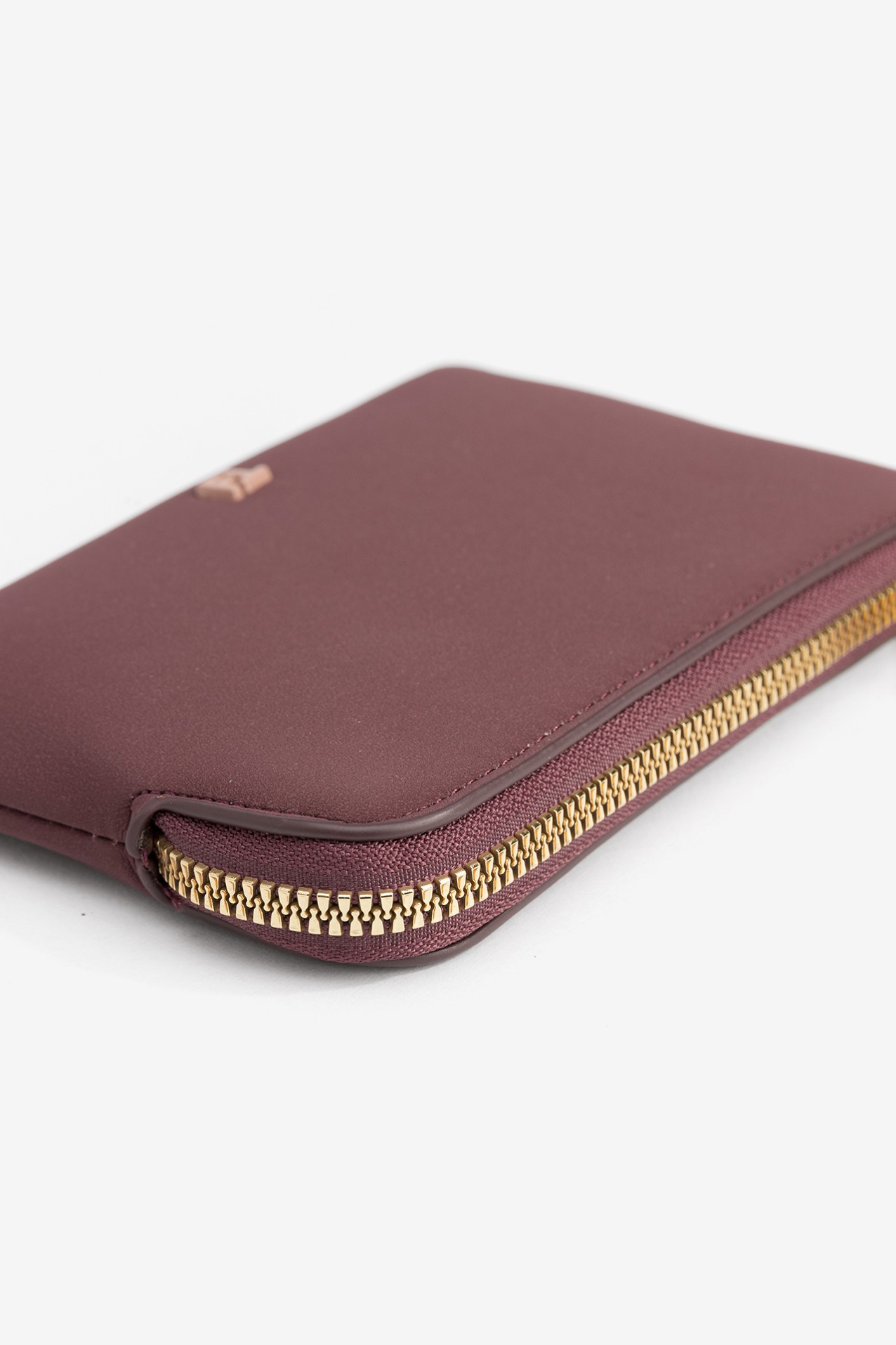 Porta-moedas em tom vinho