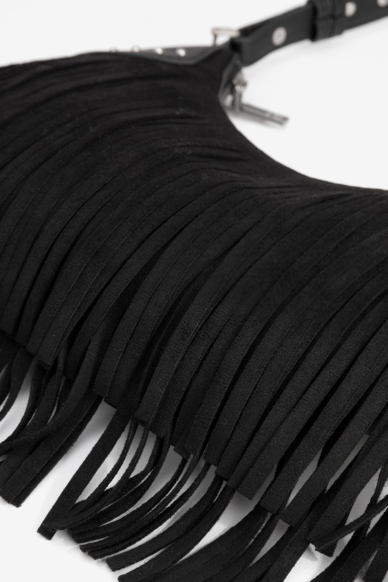 Carteira preta com franjas