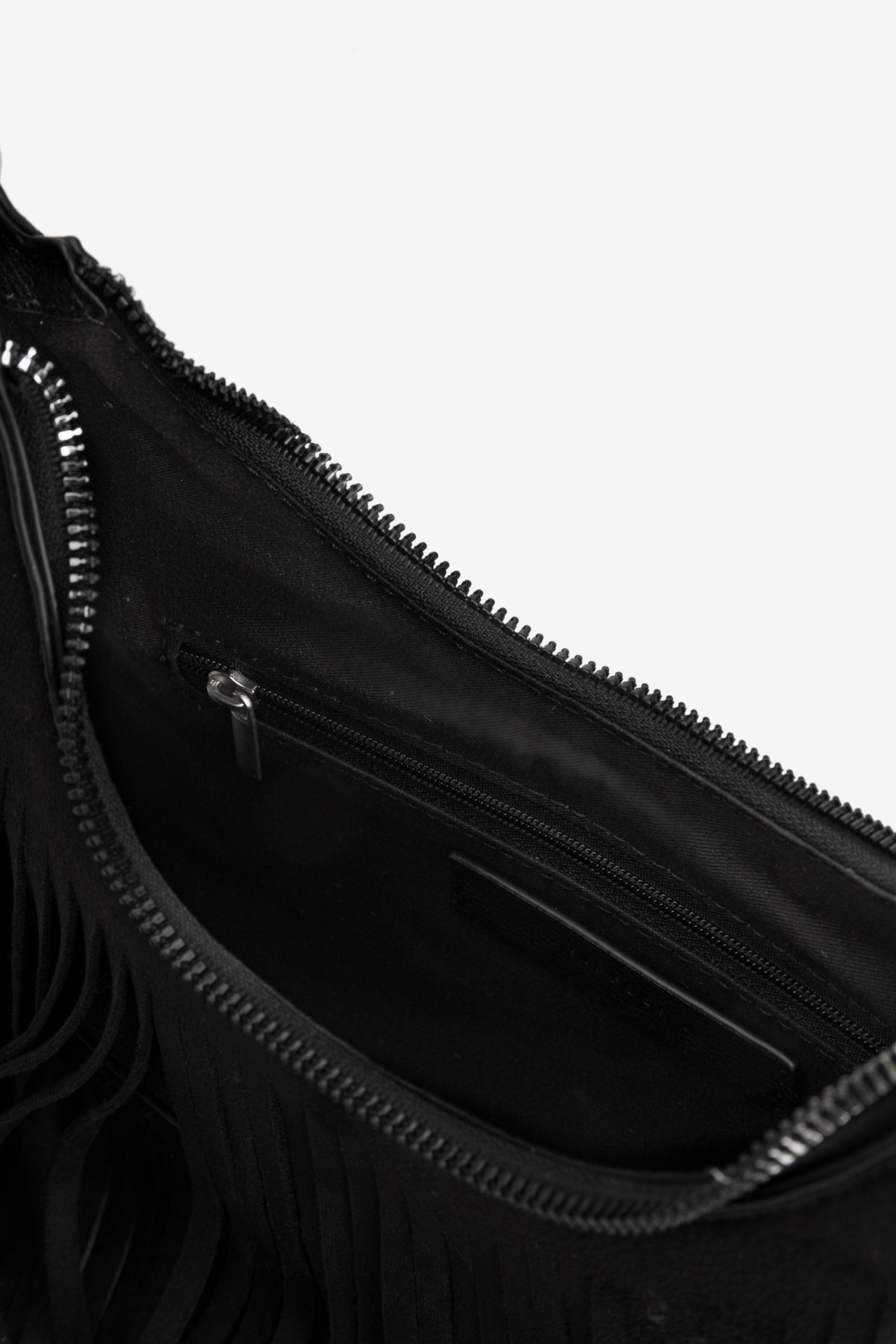 Carteira preta com franjas