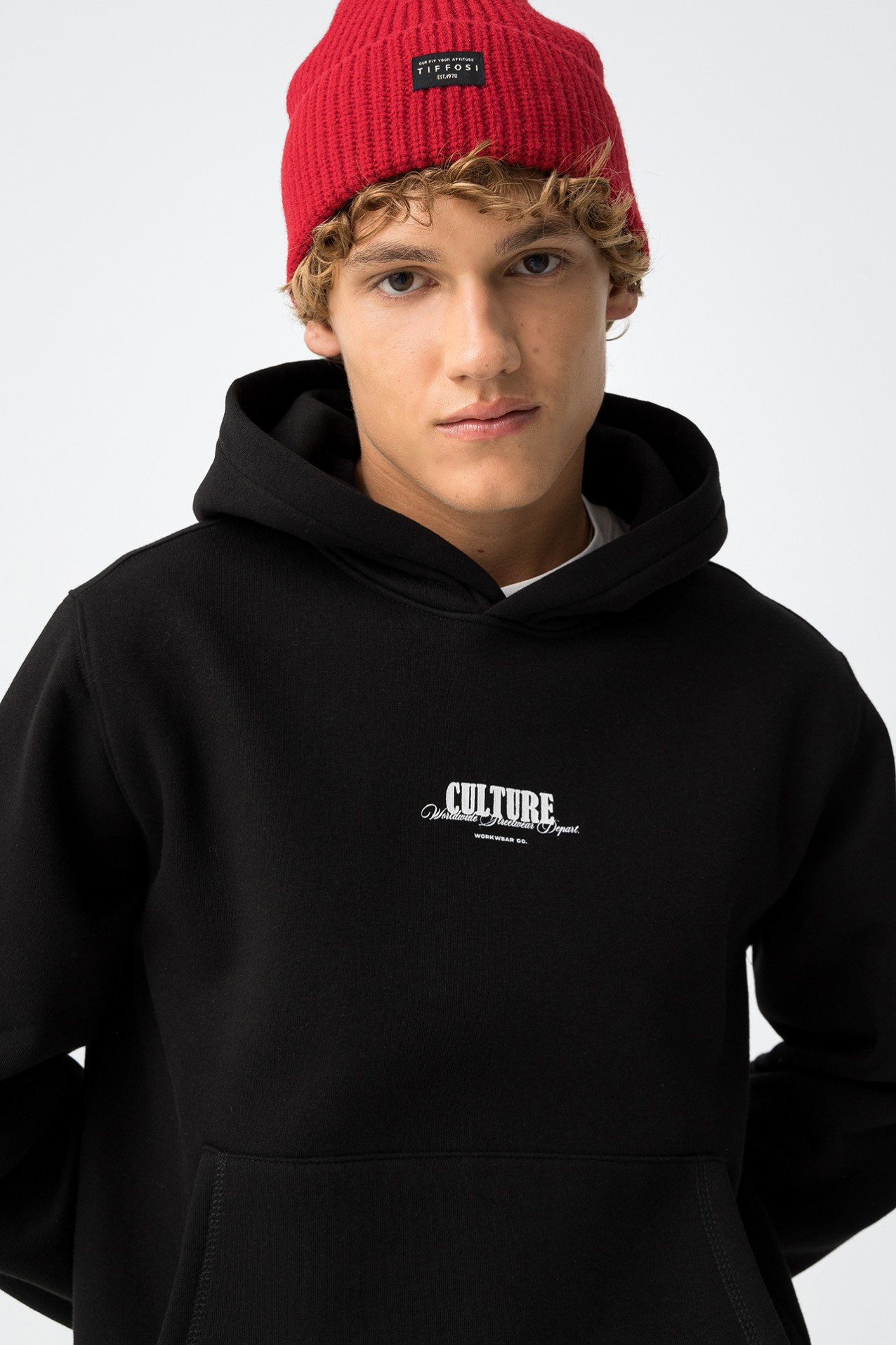 Hoodie negro con estampado