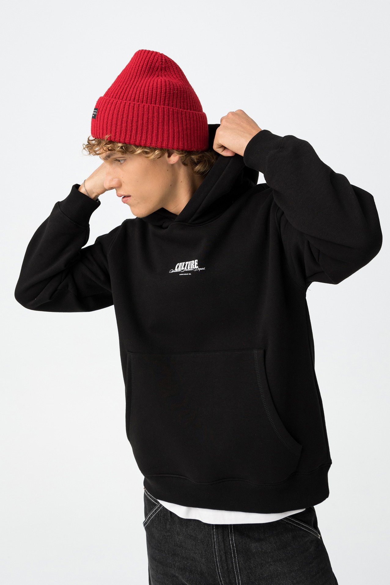 Hoodie negro con estampado