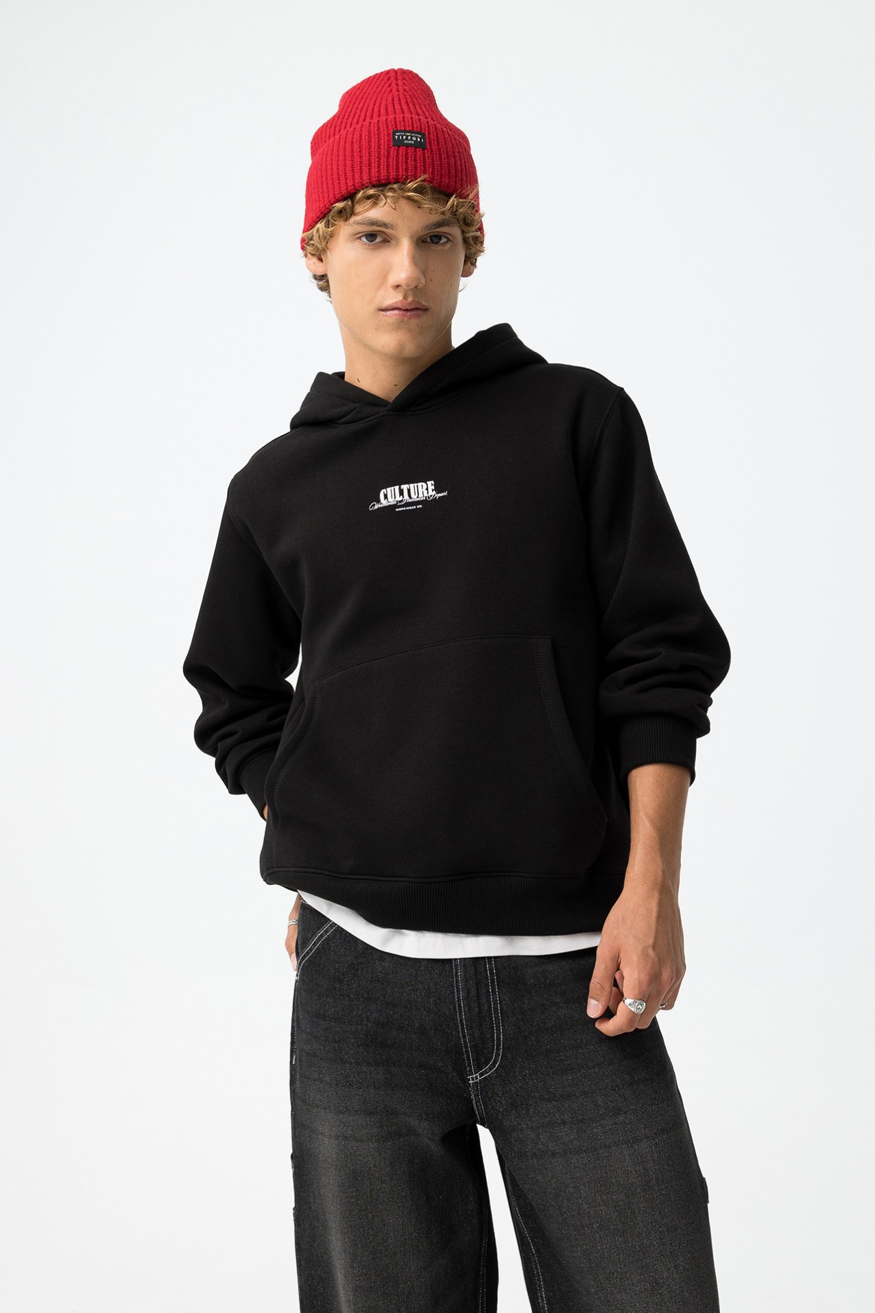 Hoodie negro con estampado