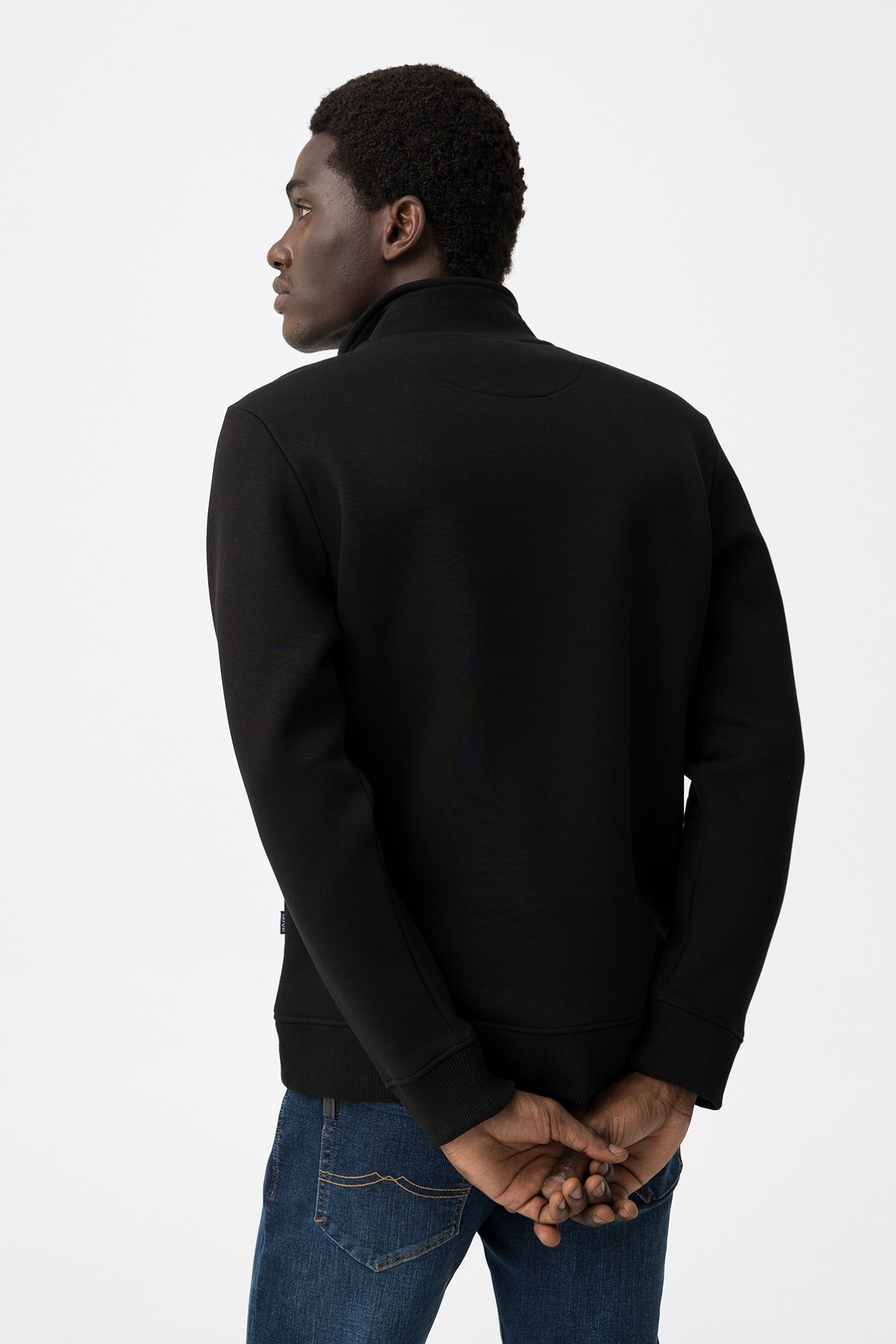 Sudadera negra con cremallera