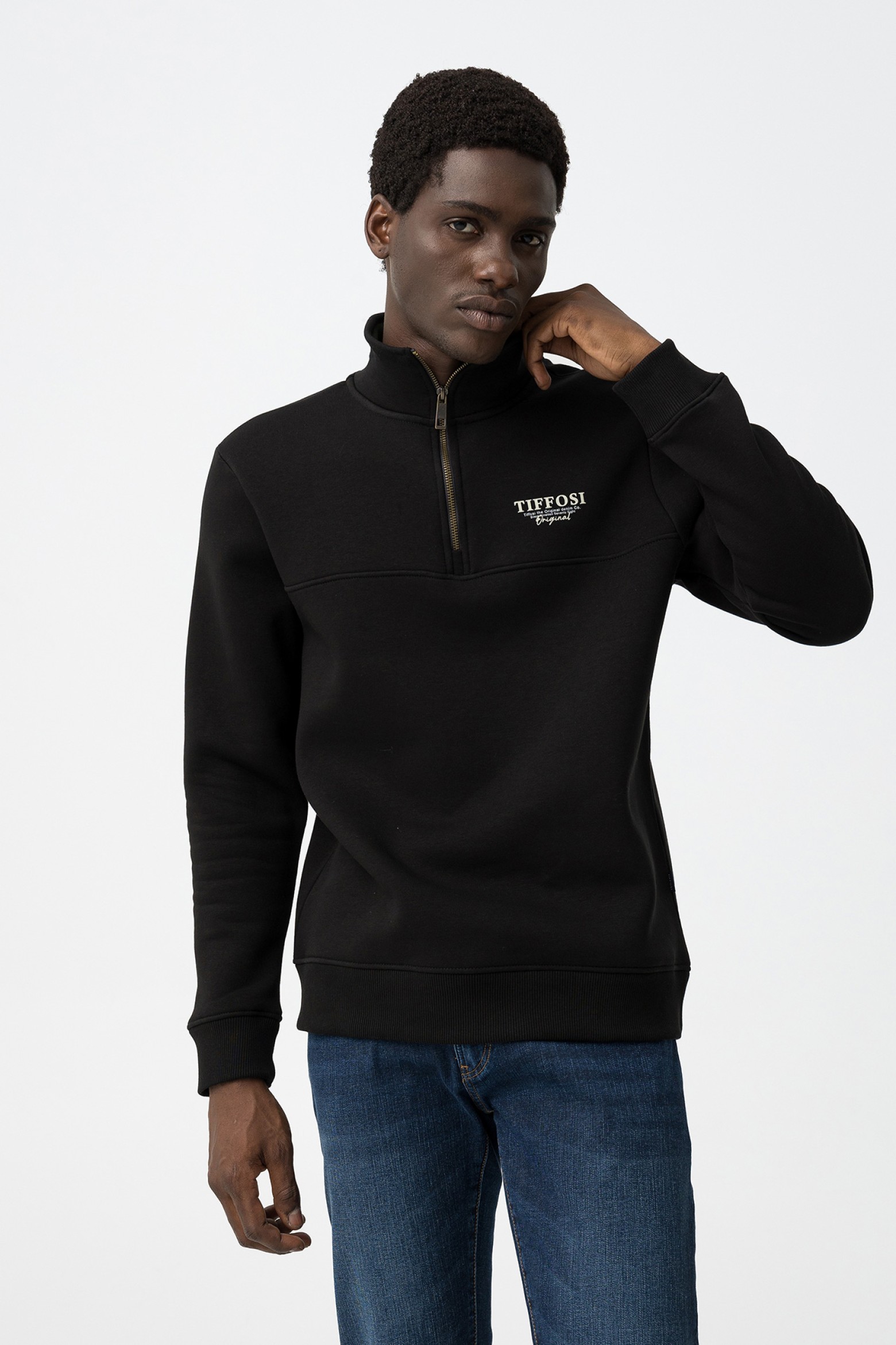 Sudadera negra con cremallera
