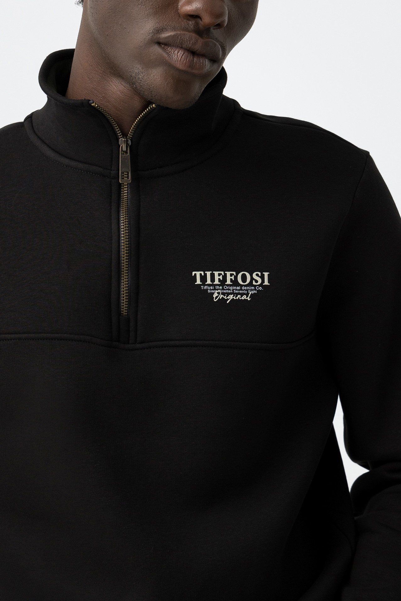 Sudadera negra con cremallera