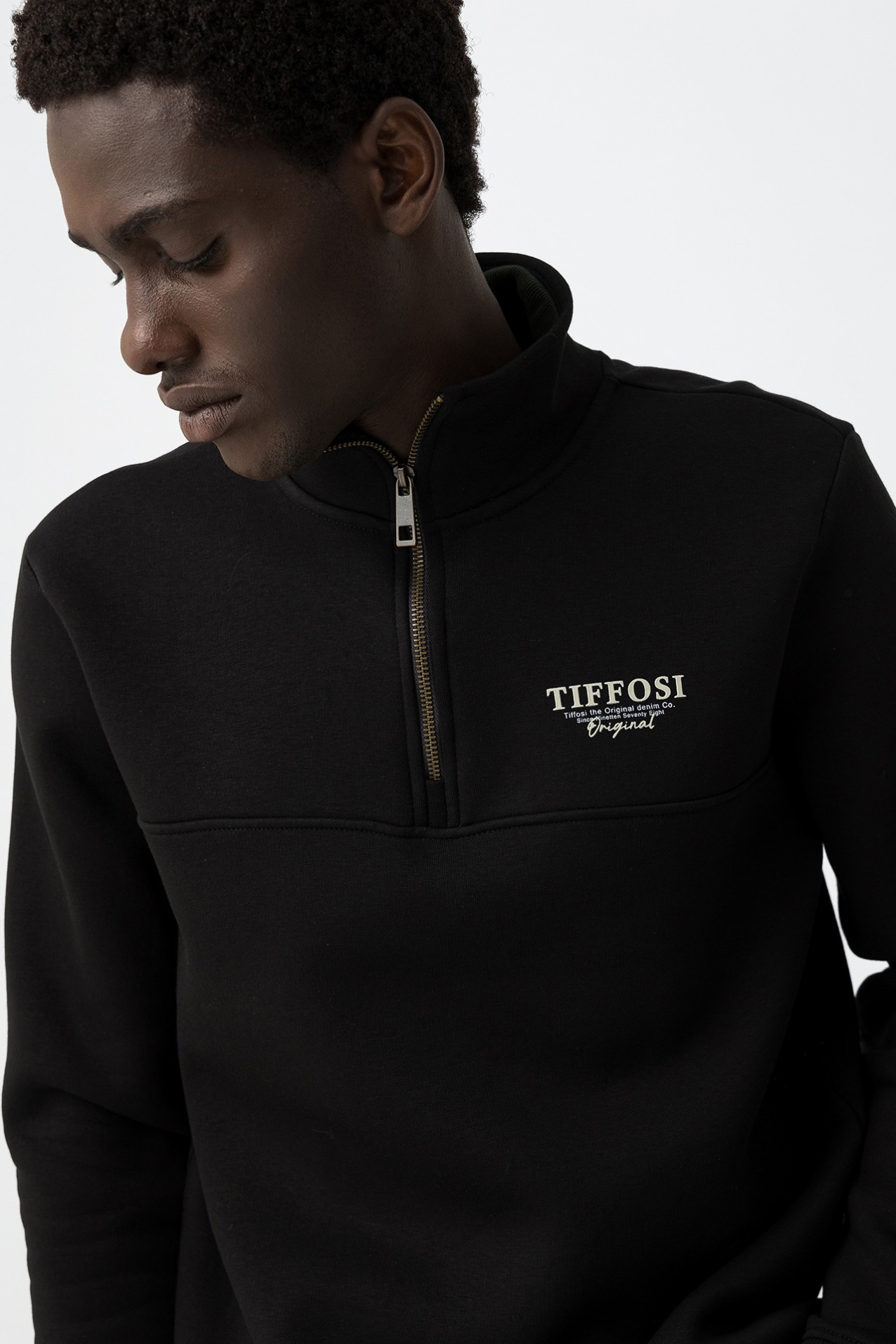 Sudadera negra con cremallera