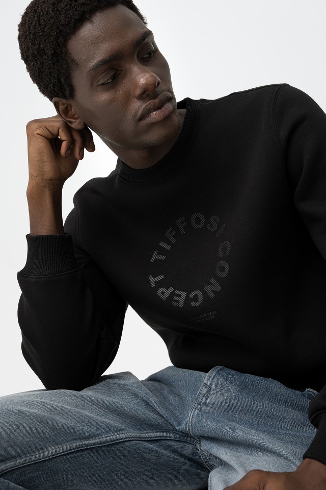 Sudadera negra con grfico