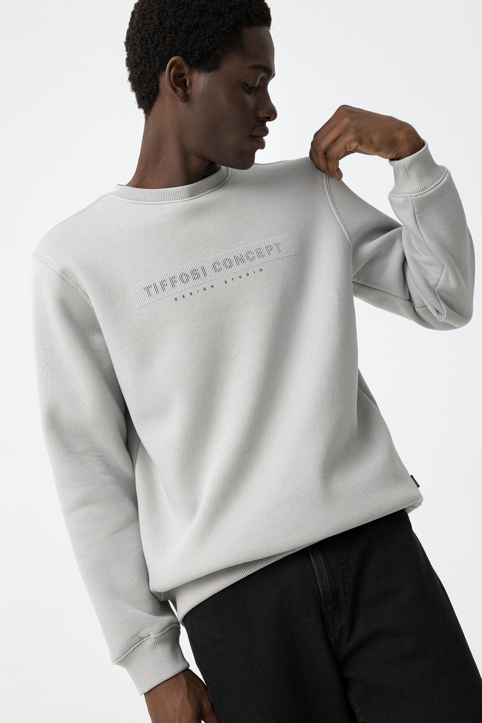 Sudadera gris con texto