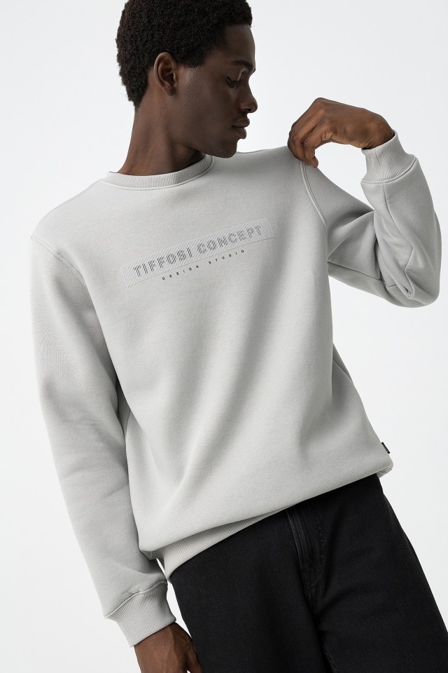 Sudadera gris con texto