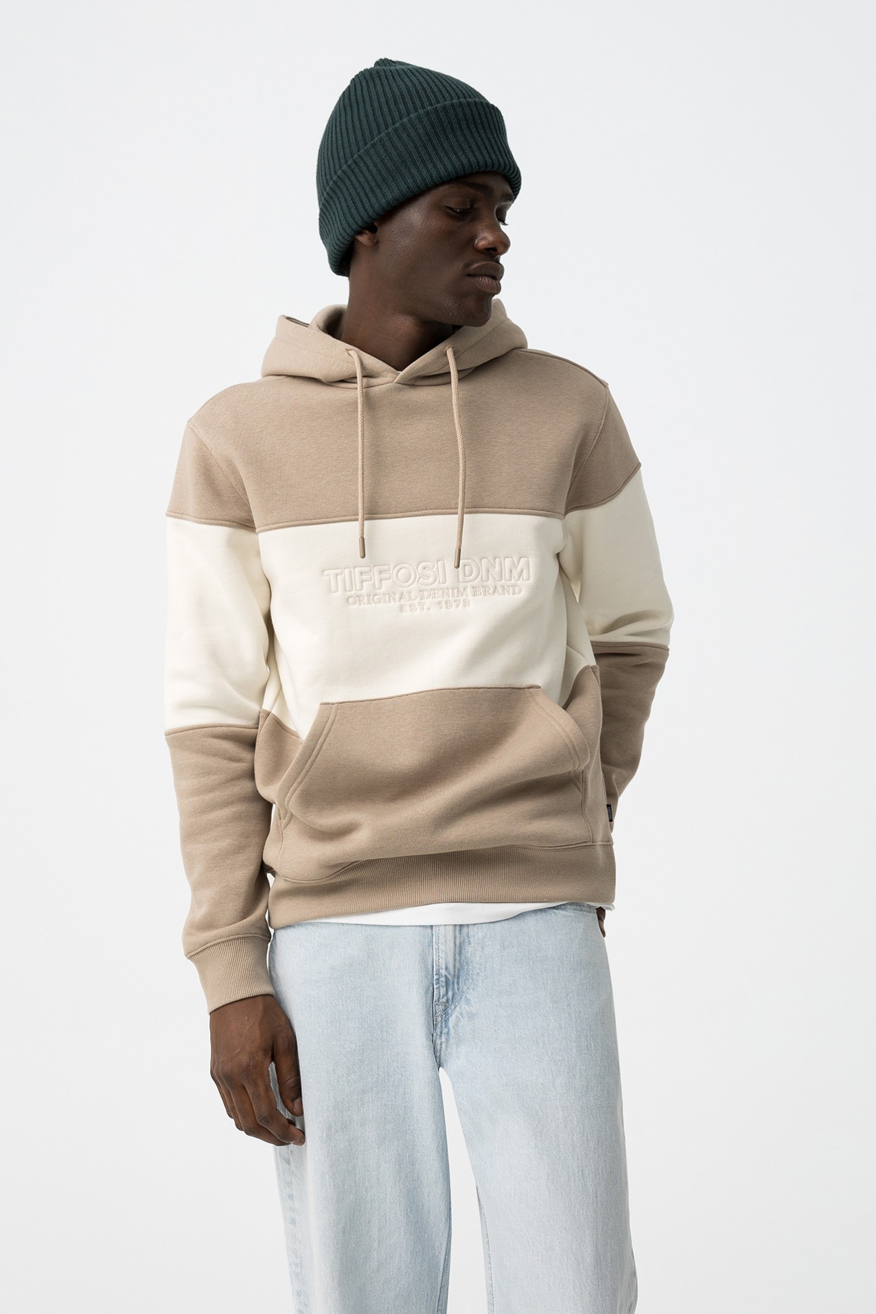 Hoodie com Bordado Frontal