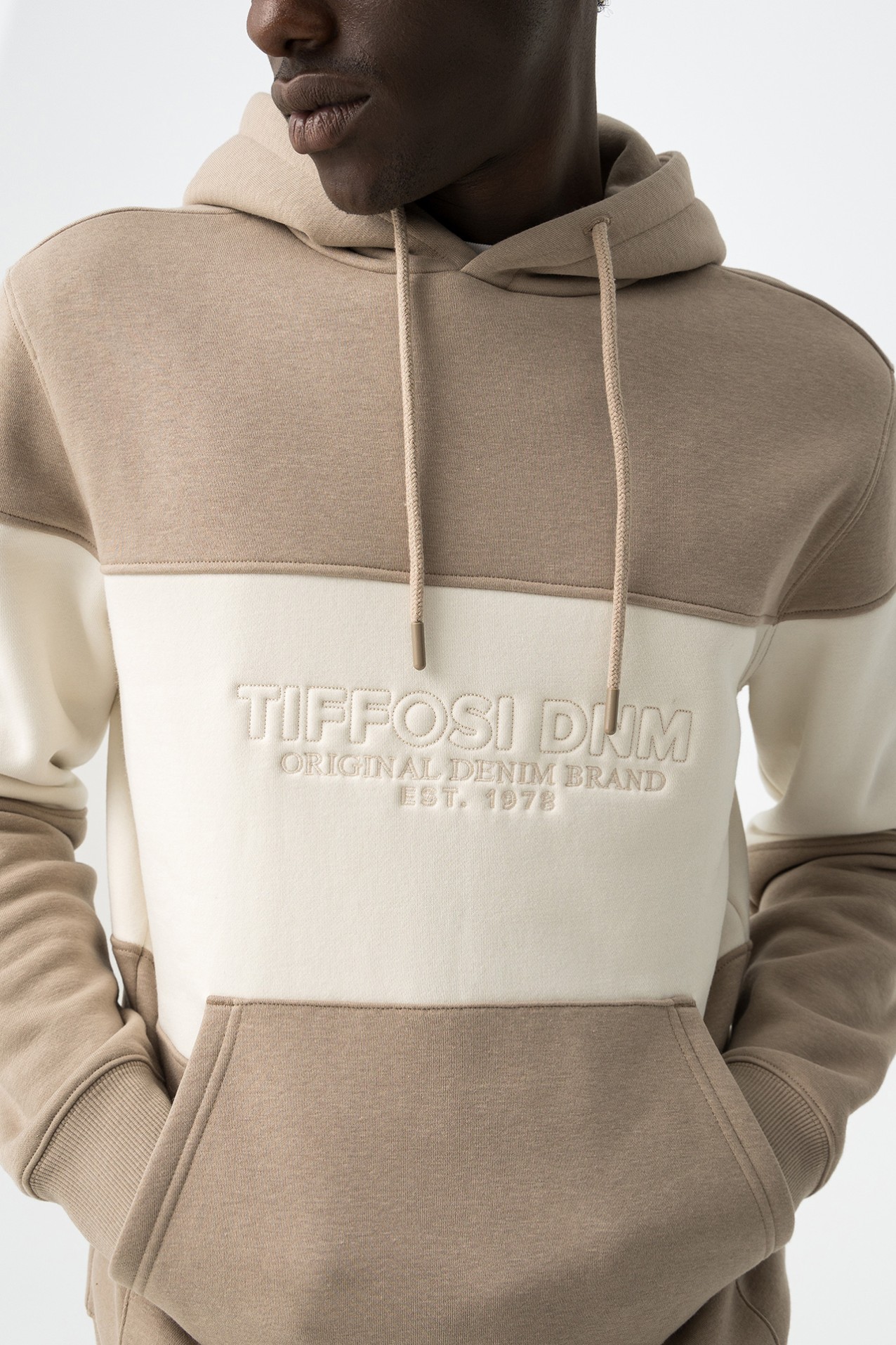 Hoodie com Bordado Frontal