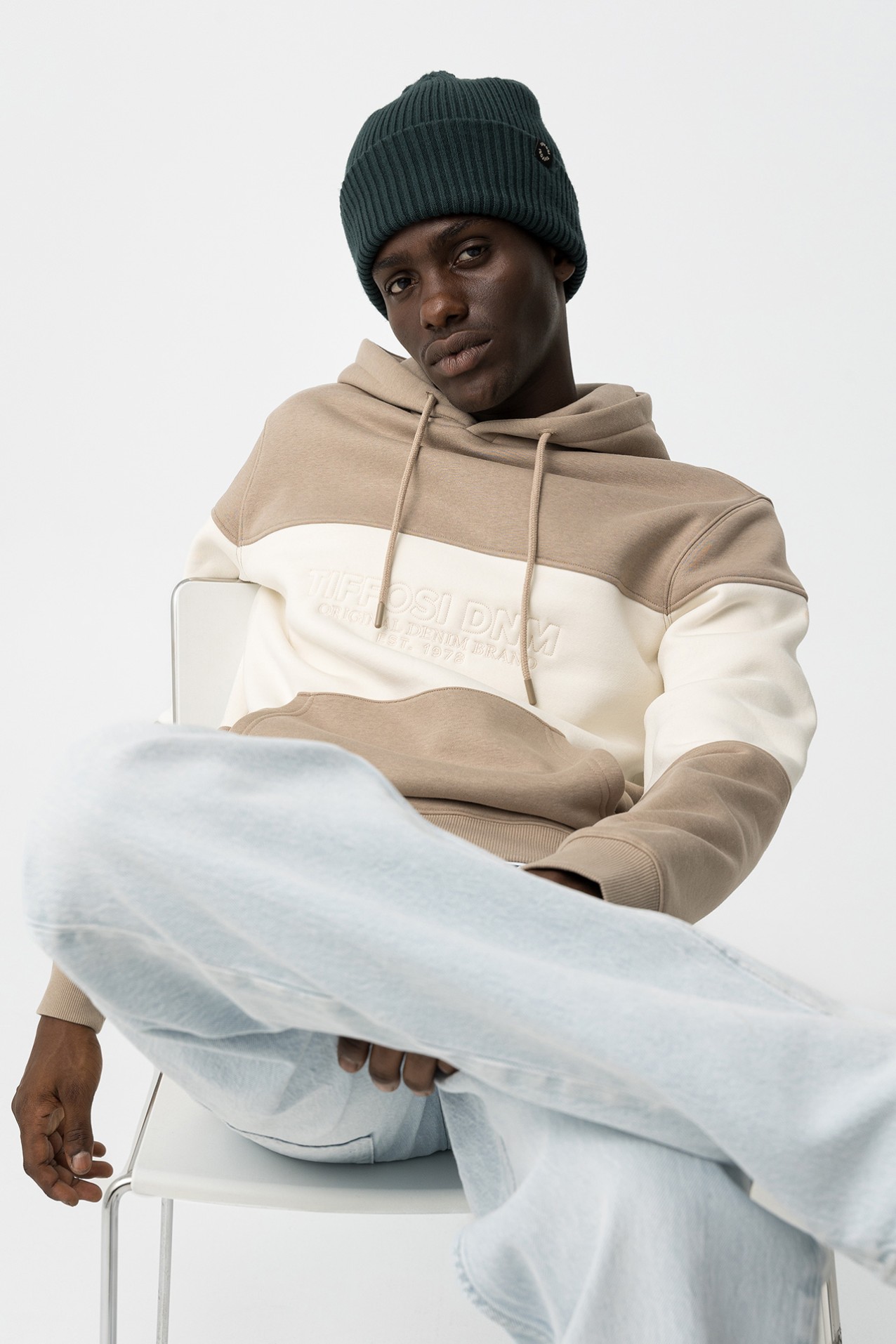 Hoodie com Bordado Frontal