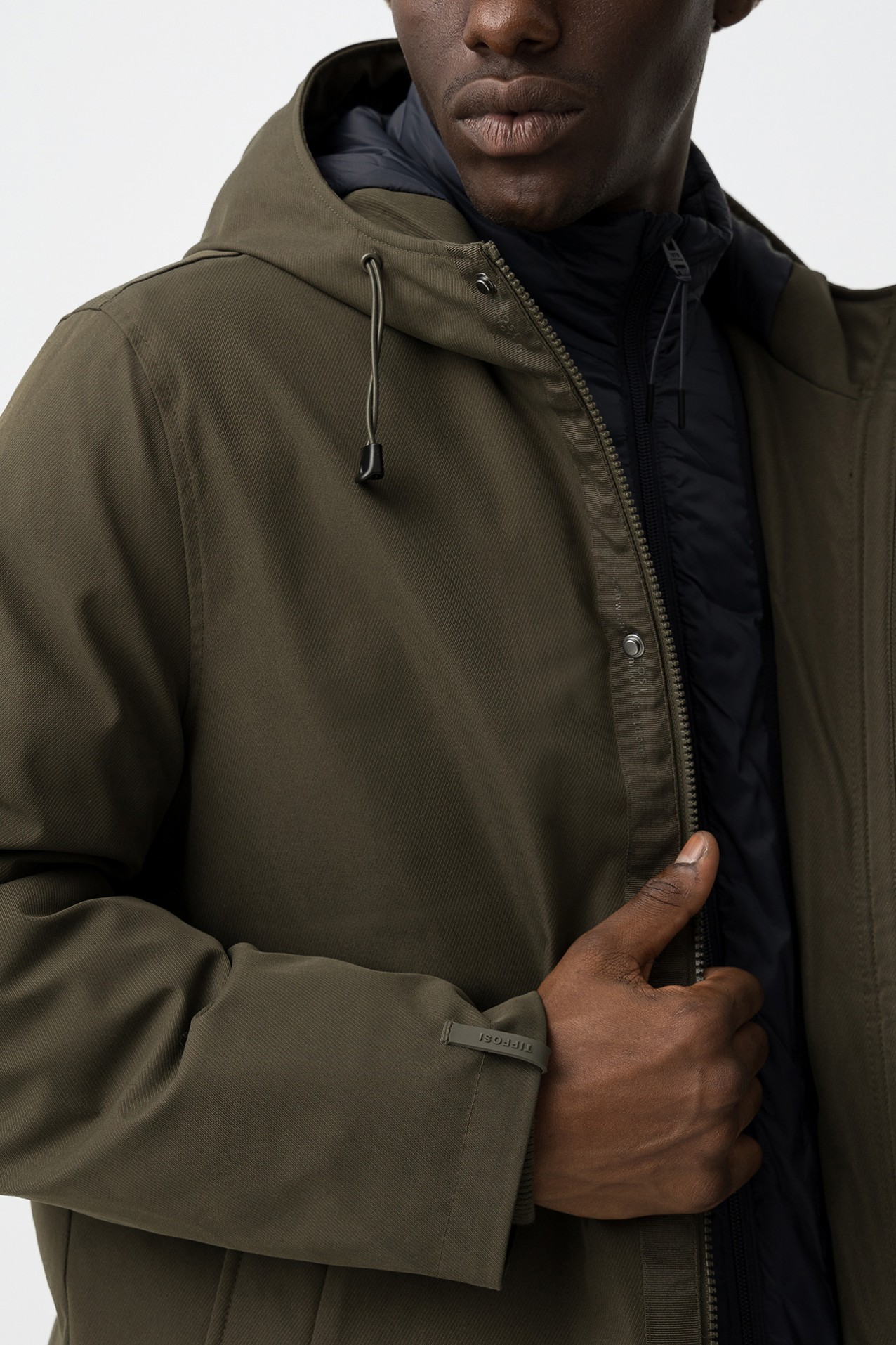 Abrigo verde con capucha