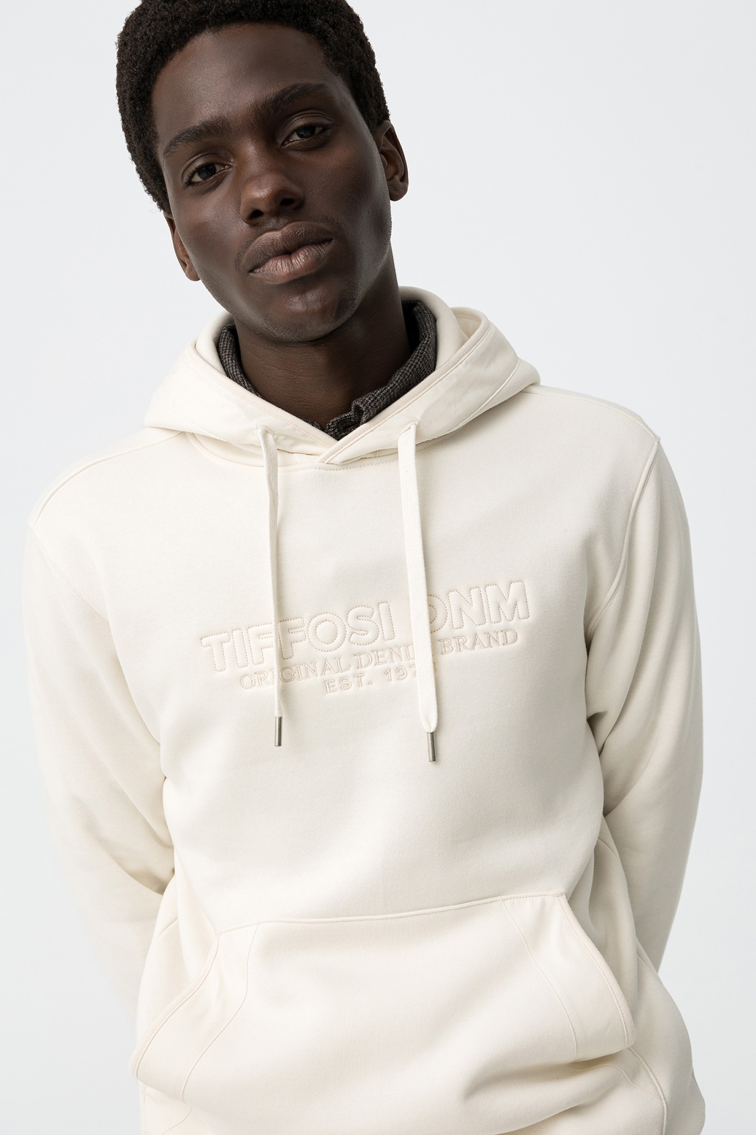 Hoodie com Bordado Frontal