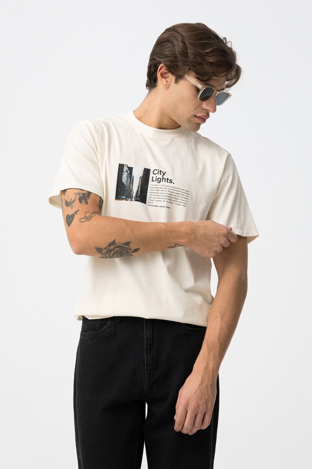 T-shirt com Fotografia Estampada