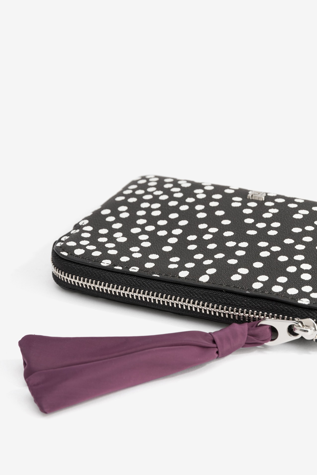 Monedero negro con lunares