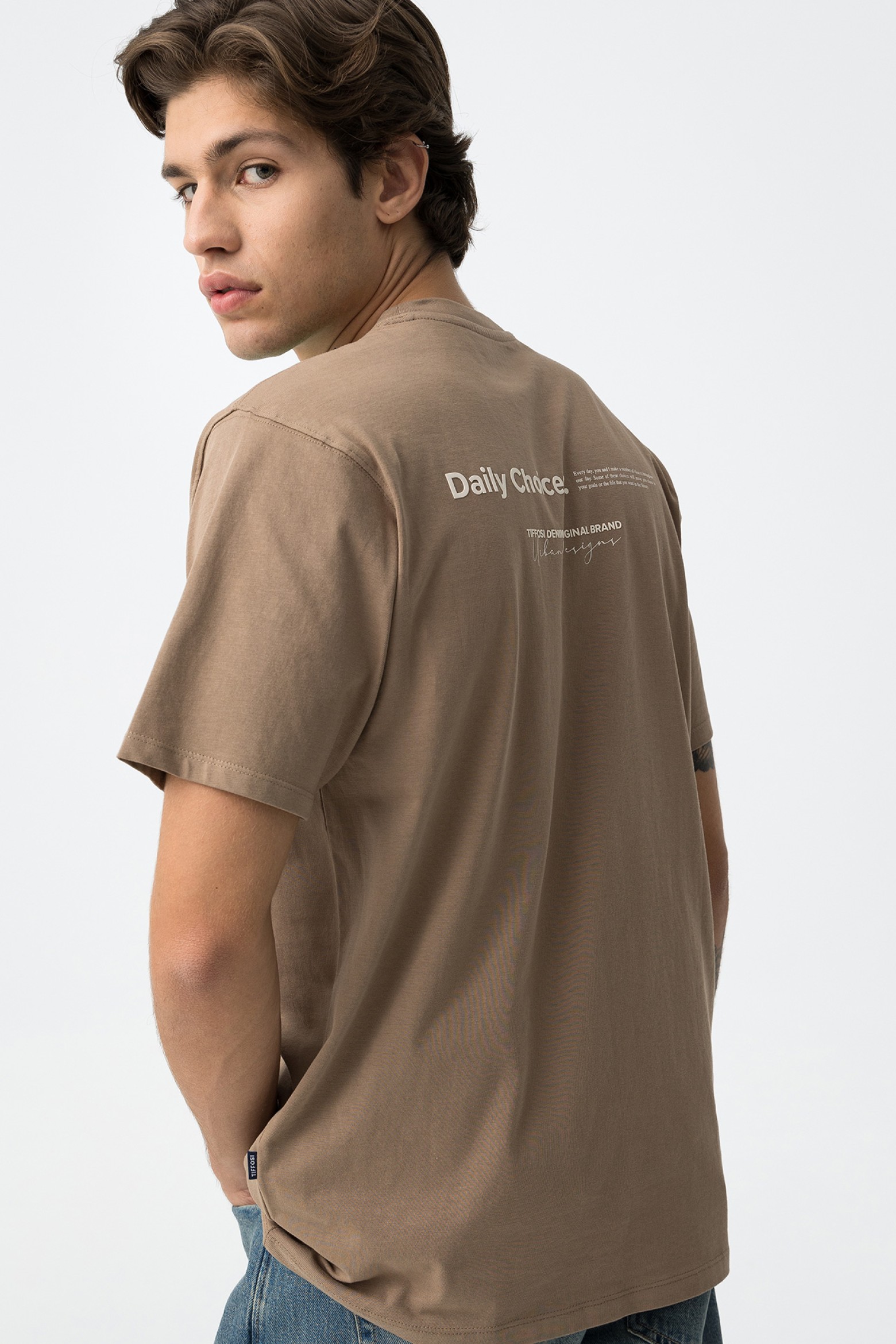 T-shirt com Mensagens em Relevo