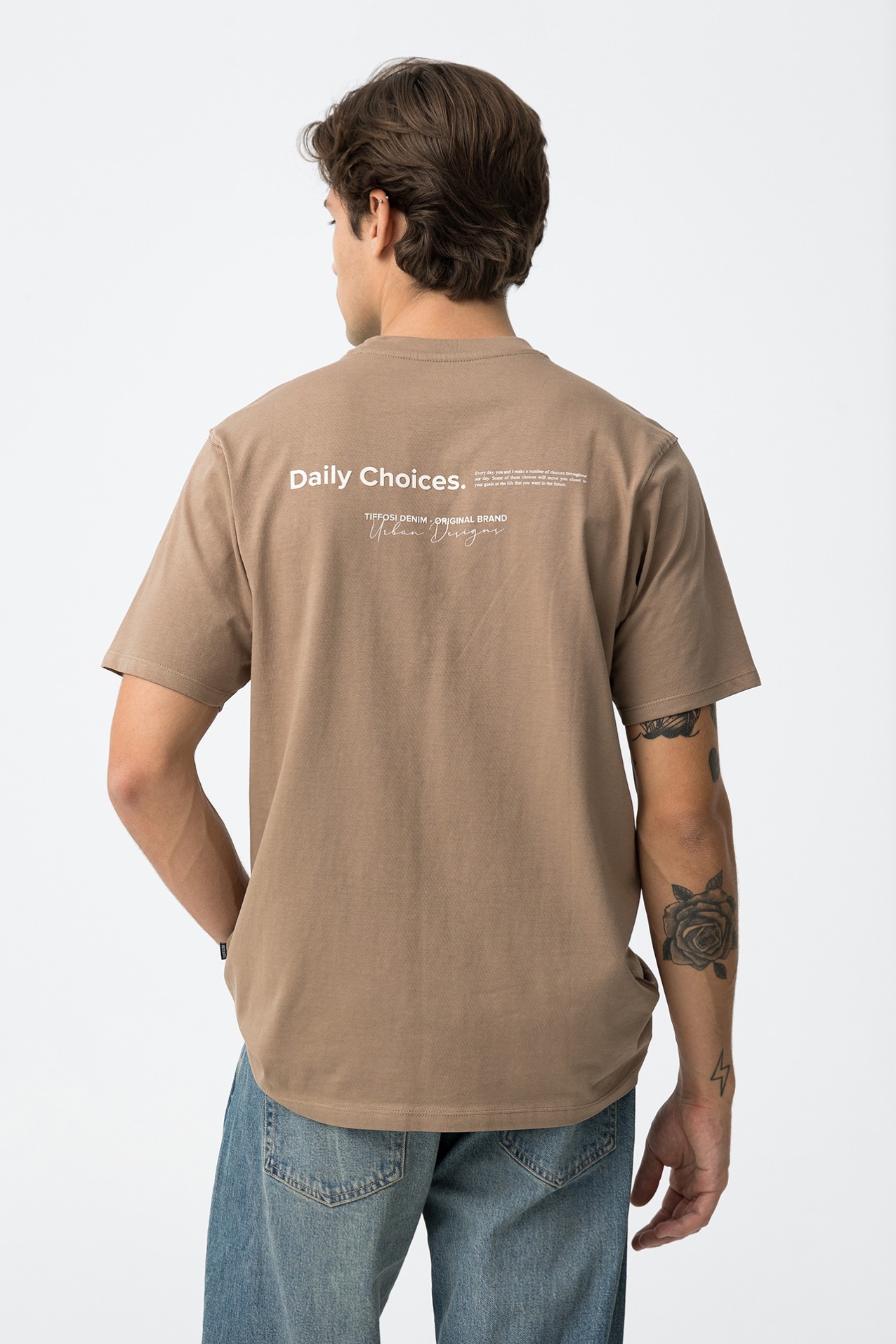 T-shirt com Mensagens em Relevo