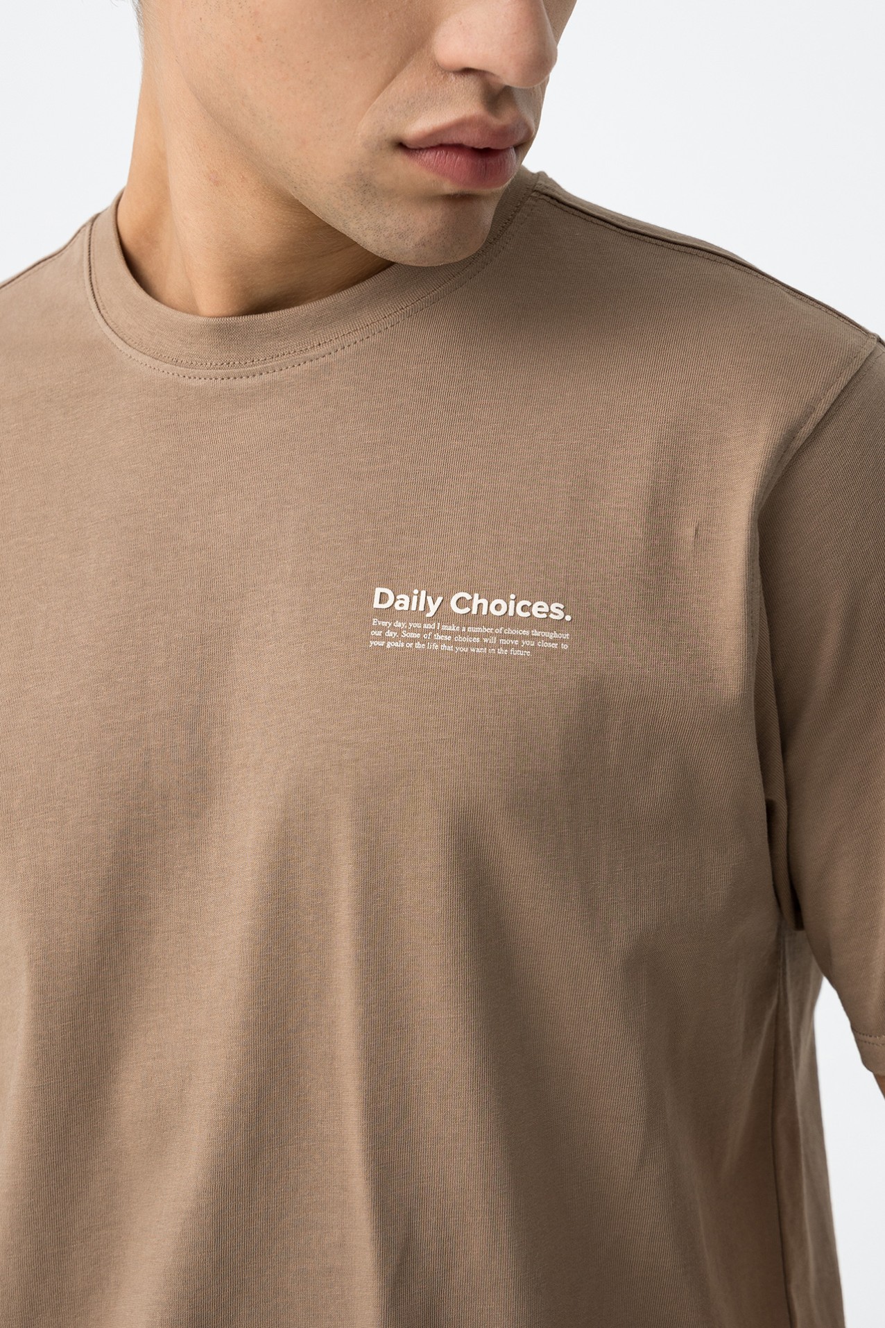 T-shirt com Mensagens em Relevo