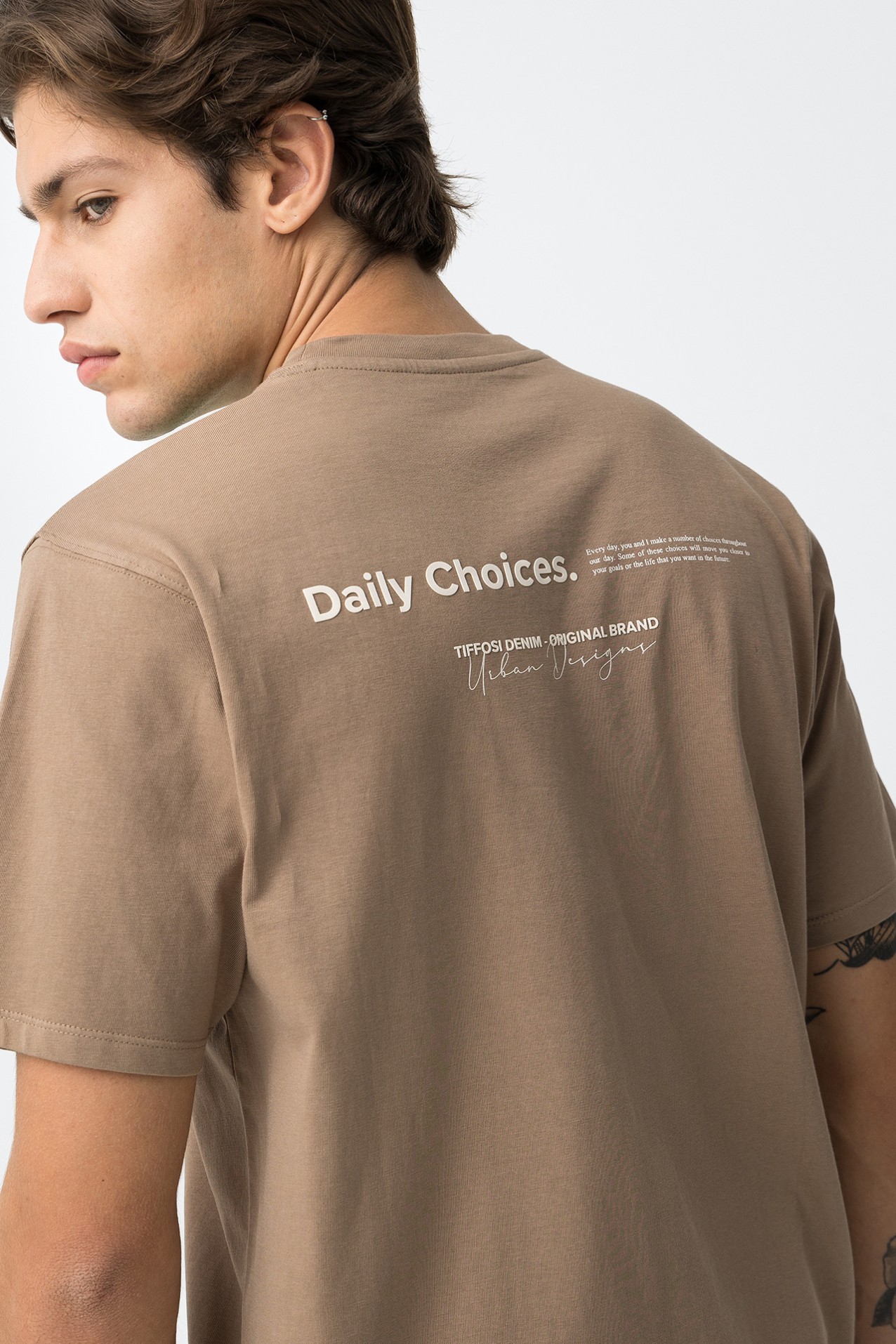 T-shirt com Mensagens em Relevo