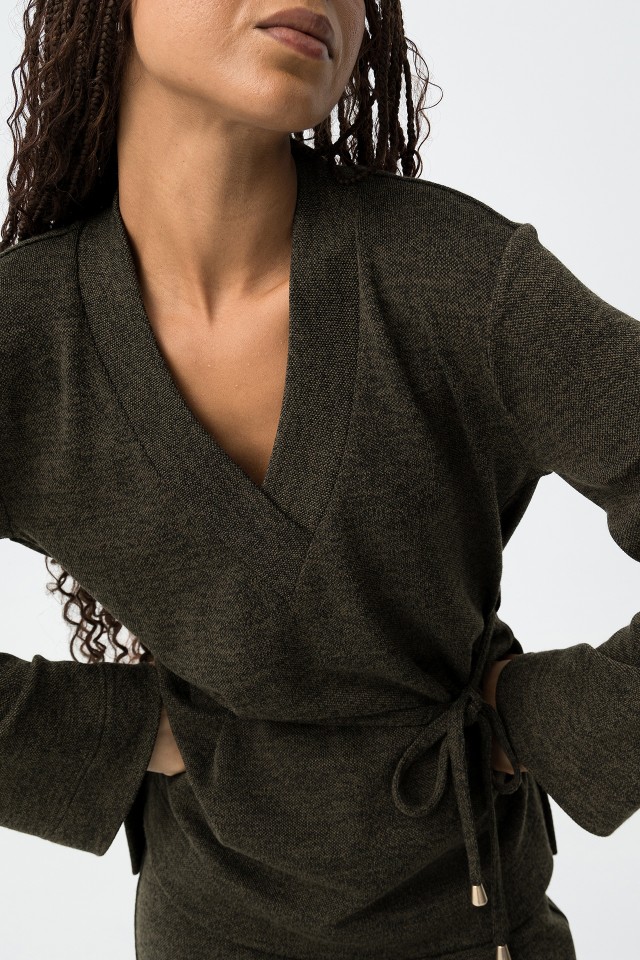 Camiseta verde con cinturn