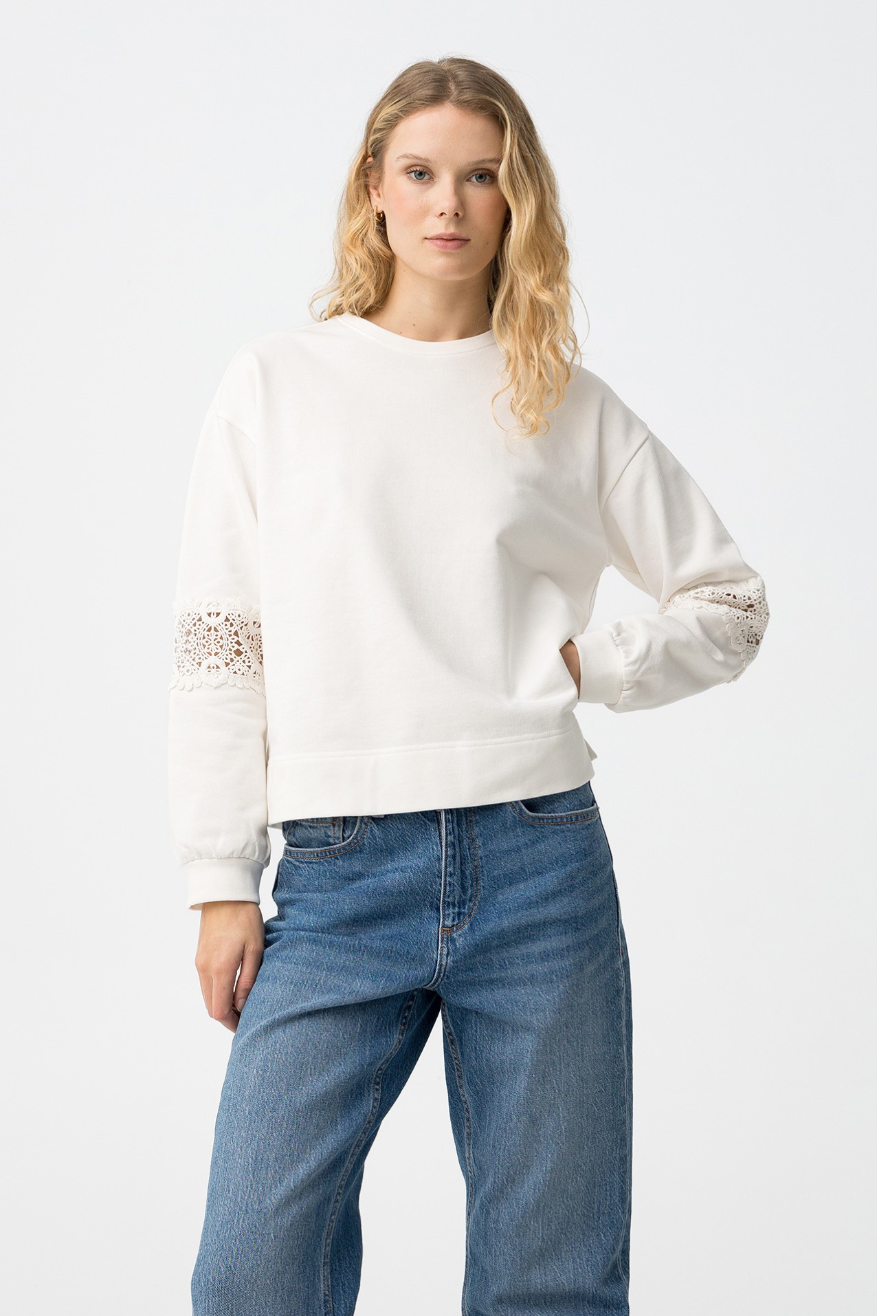 Sudadera blanca con encaje
