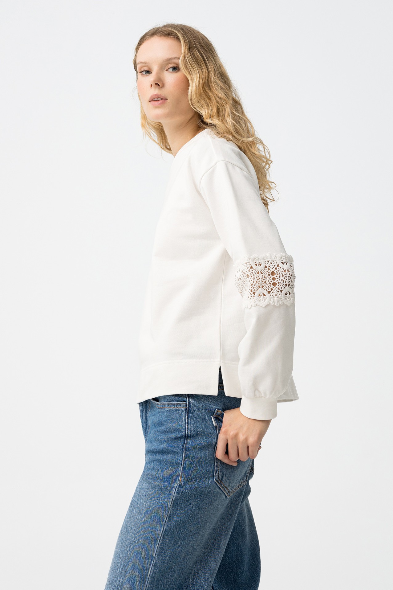 Sudadera blanca con encaje