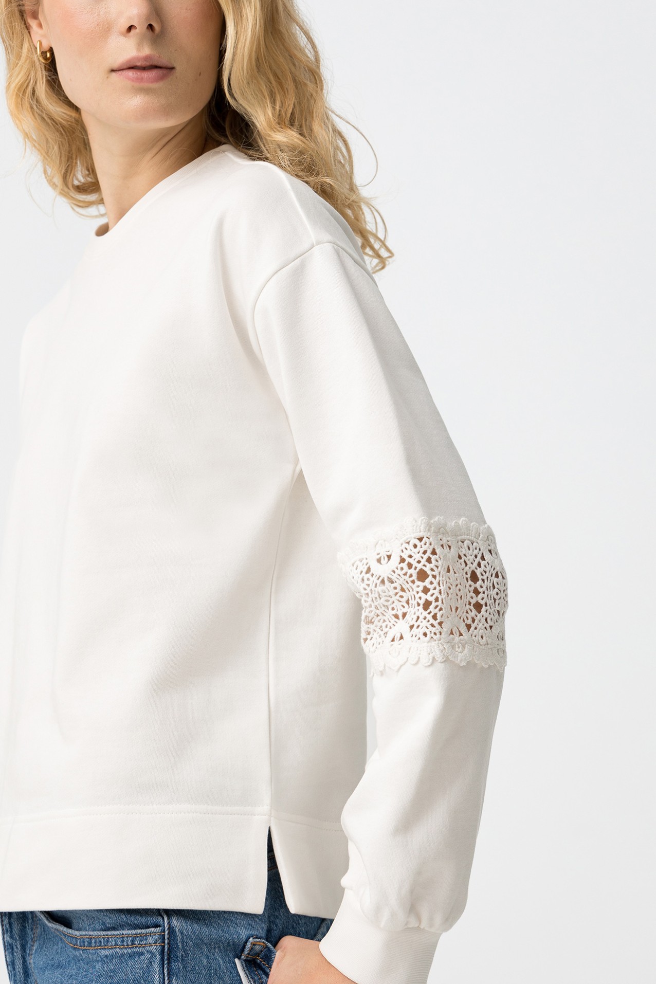 Sudadera blanca con encaje