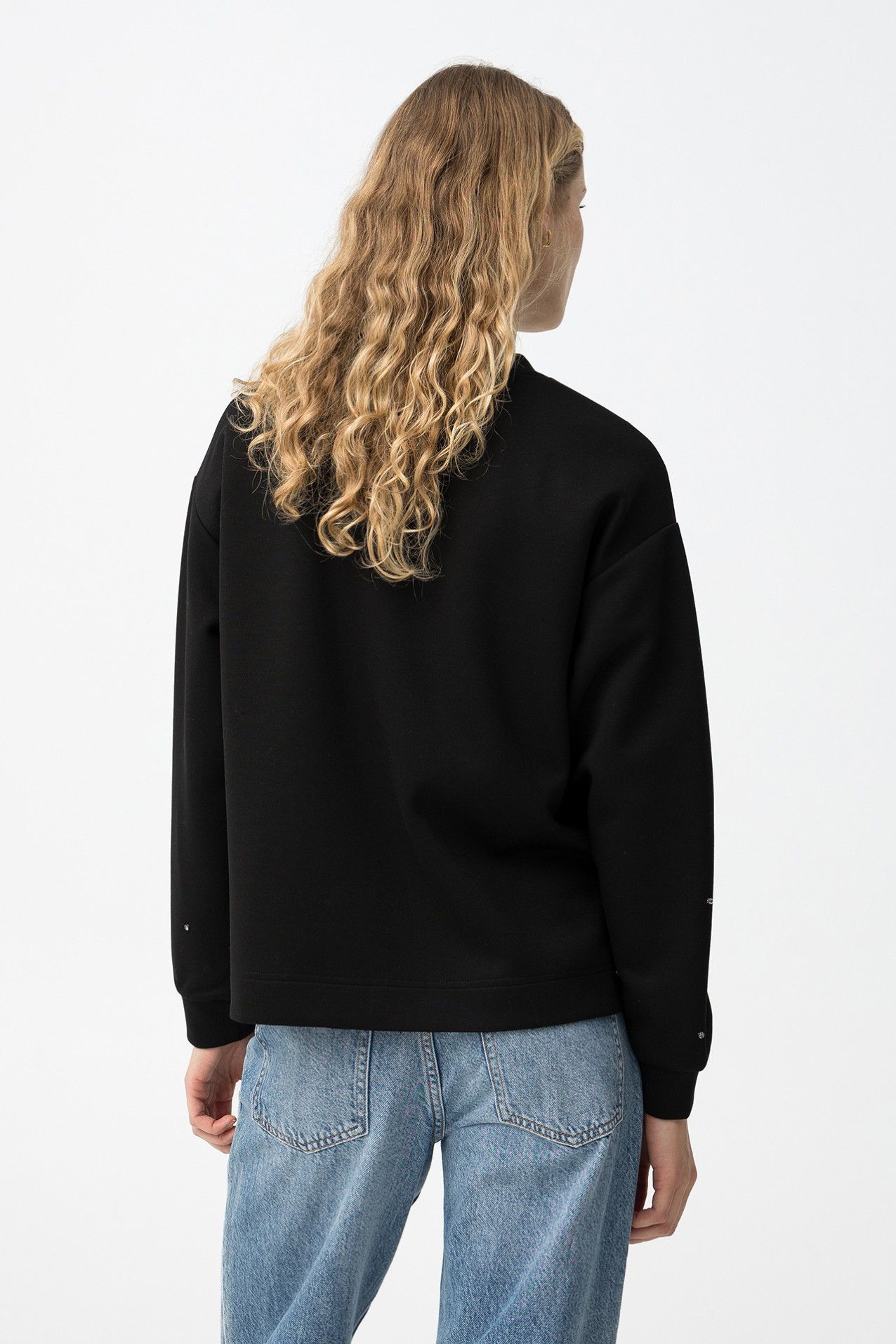 Sudadera negra con detalles