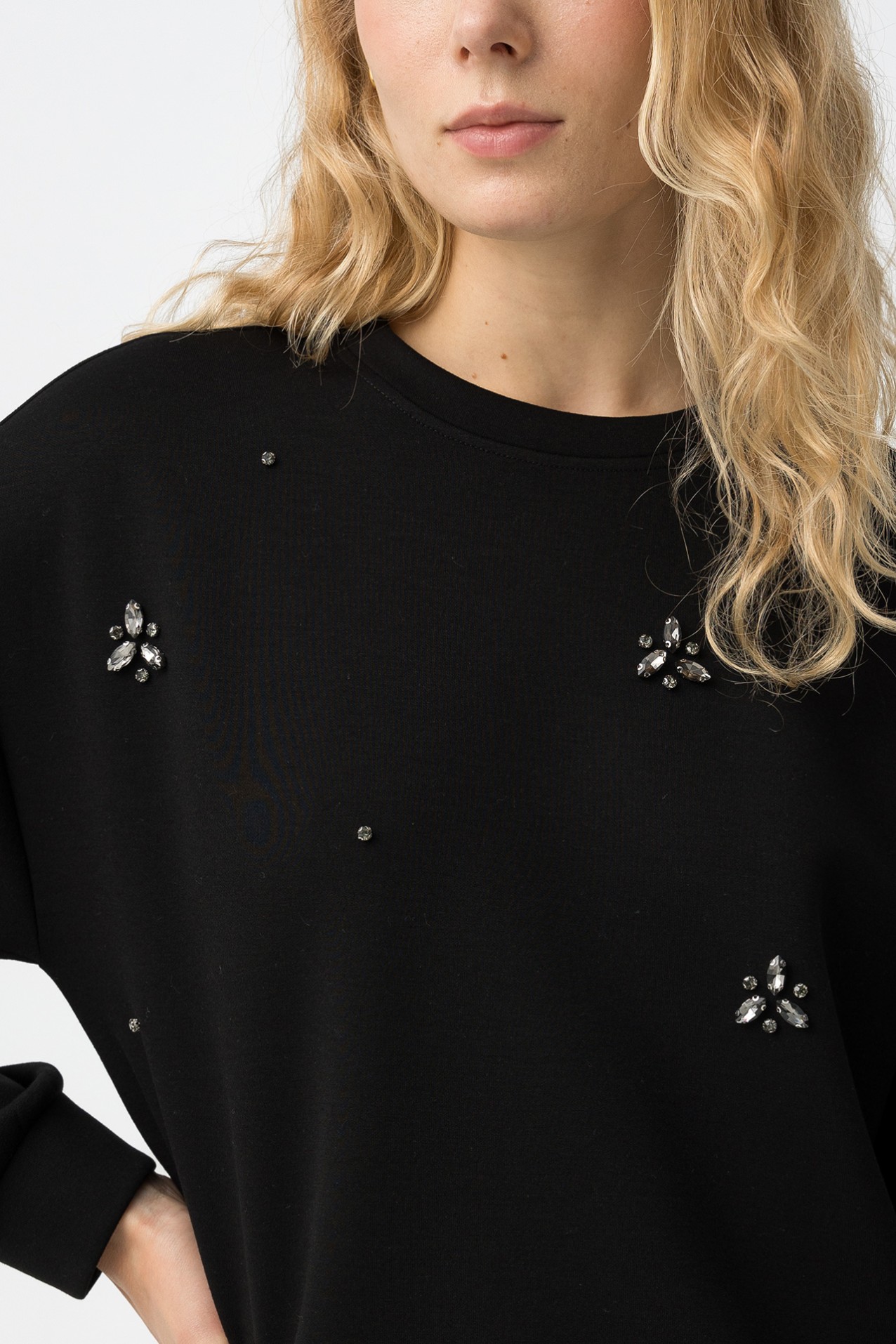 Sudadera negra con detalles