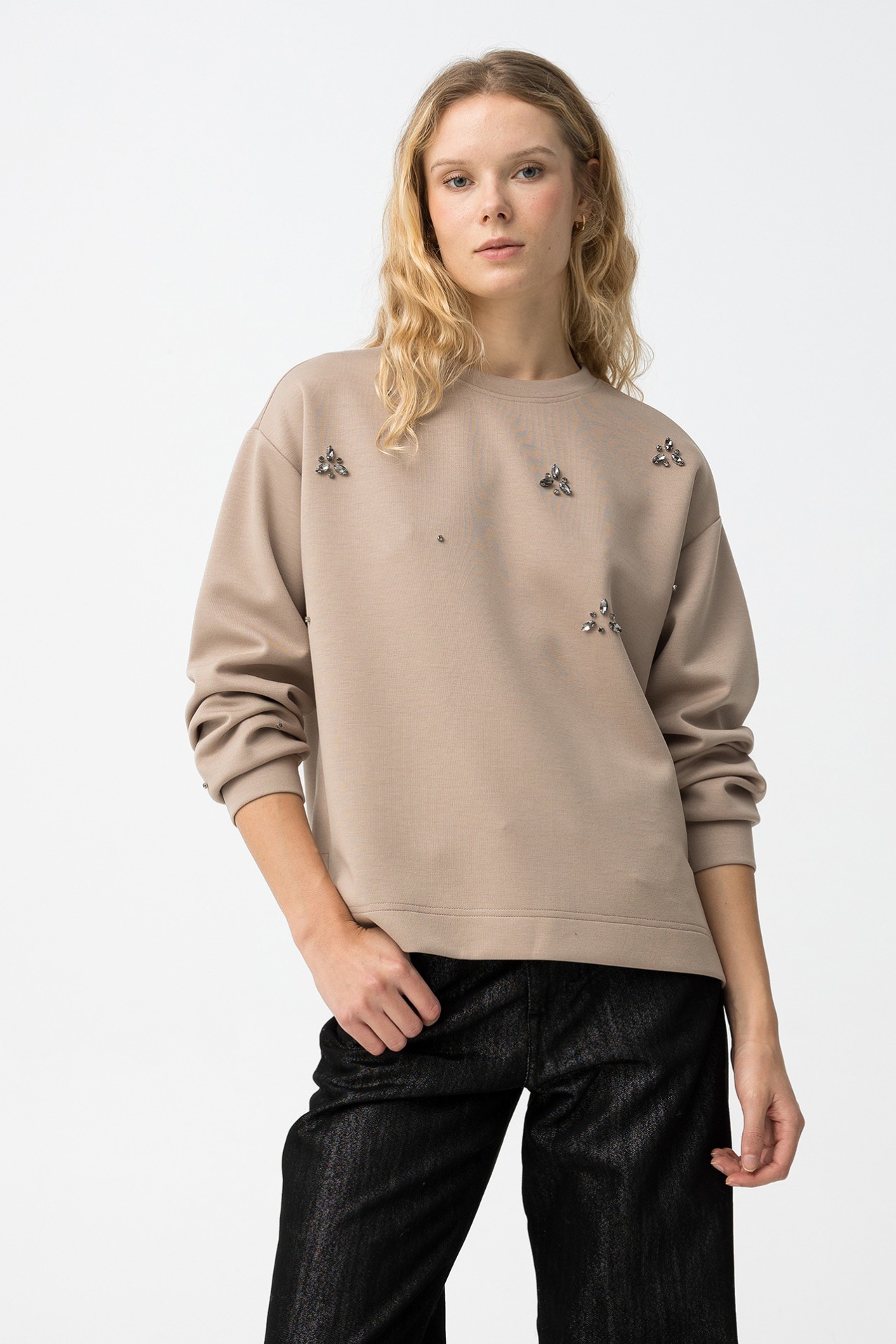 Sudadera beige con detalles
