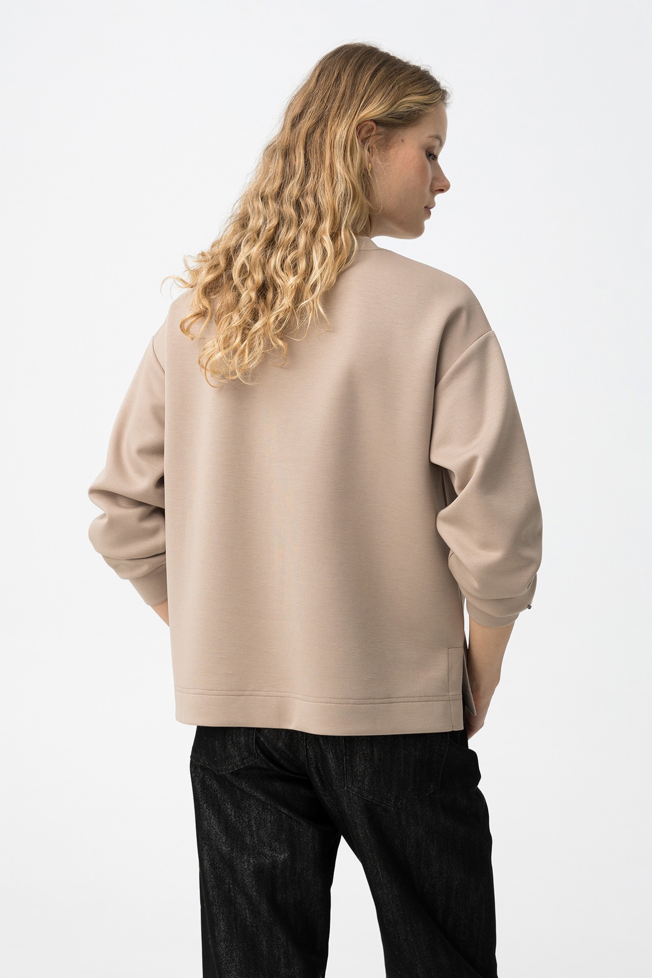 Sudadera beige con detalles