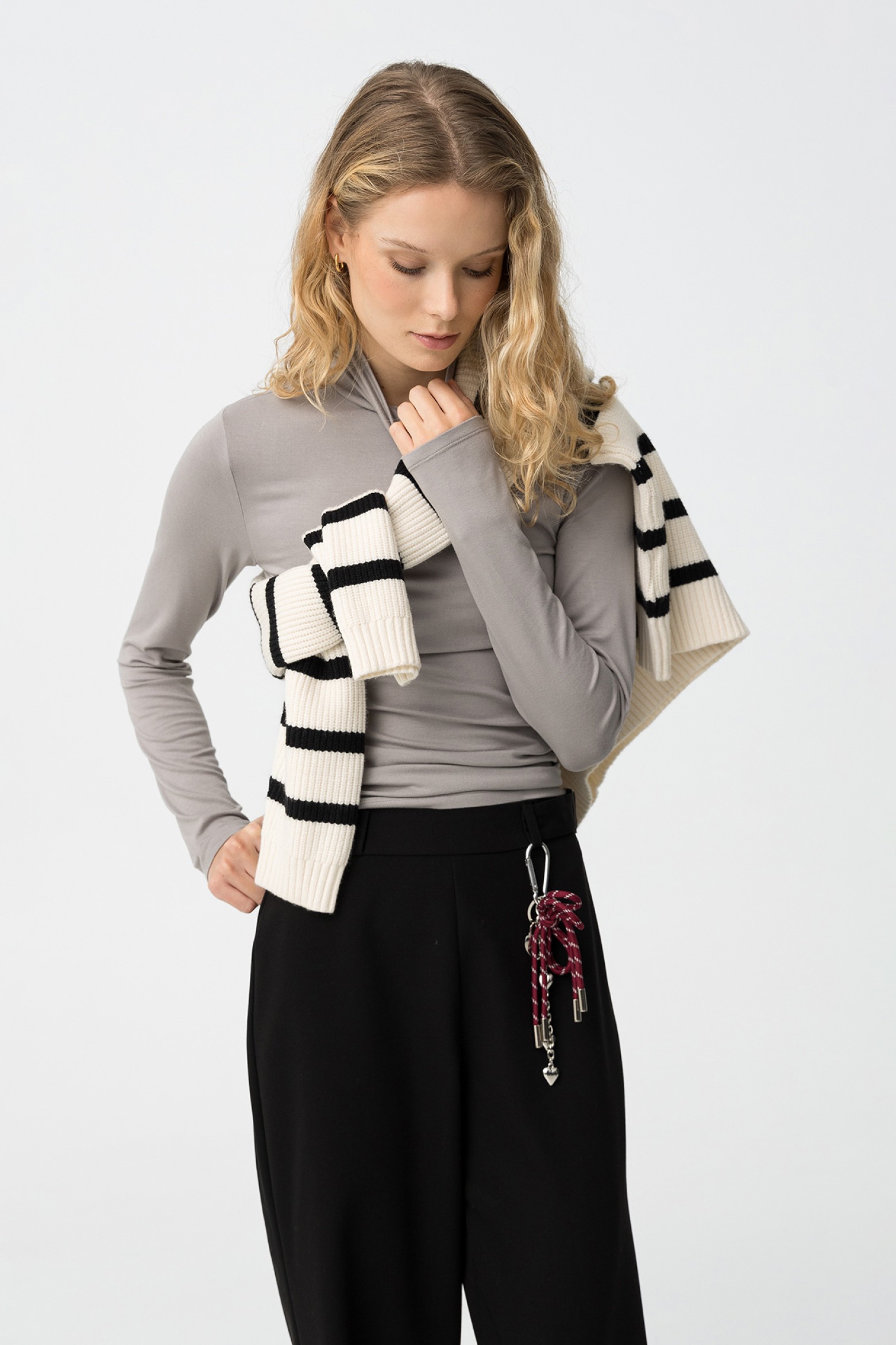 Camiseta gris de cuello alto