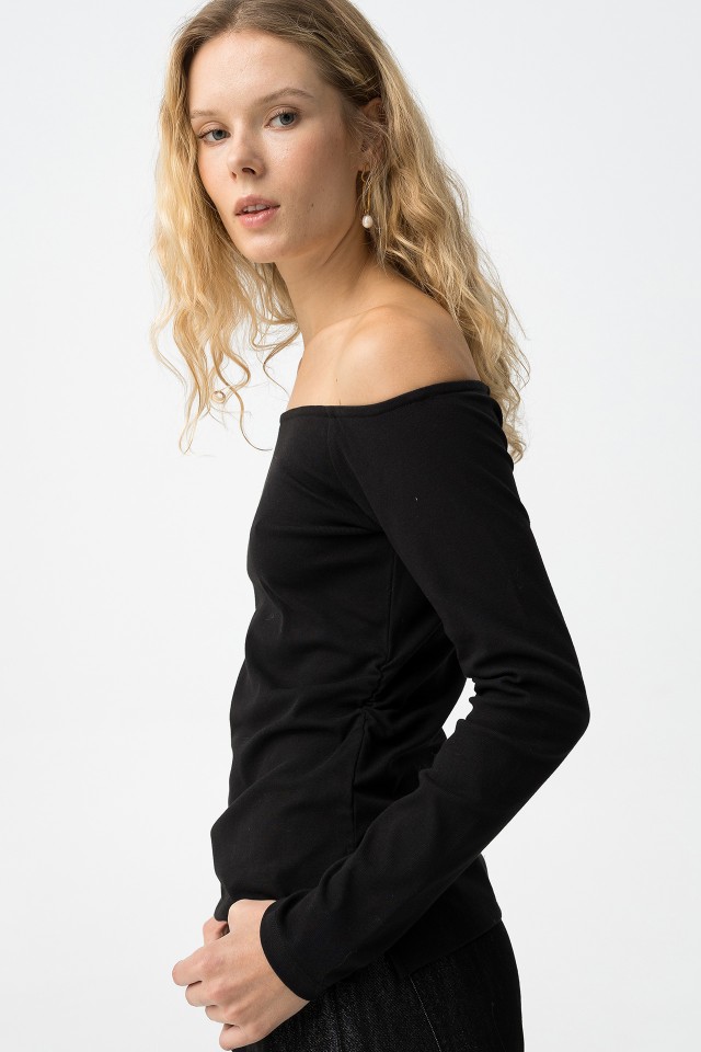 T-shirt Slim Ombros Descobertos