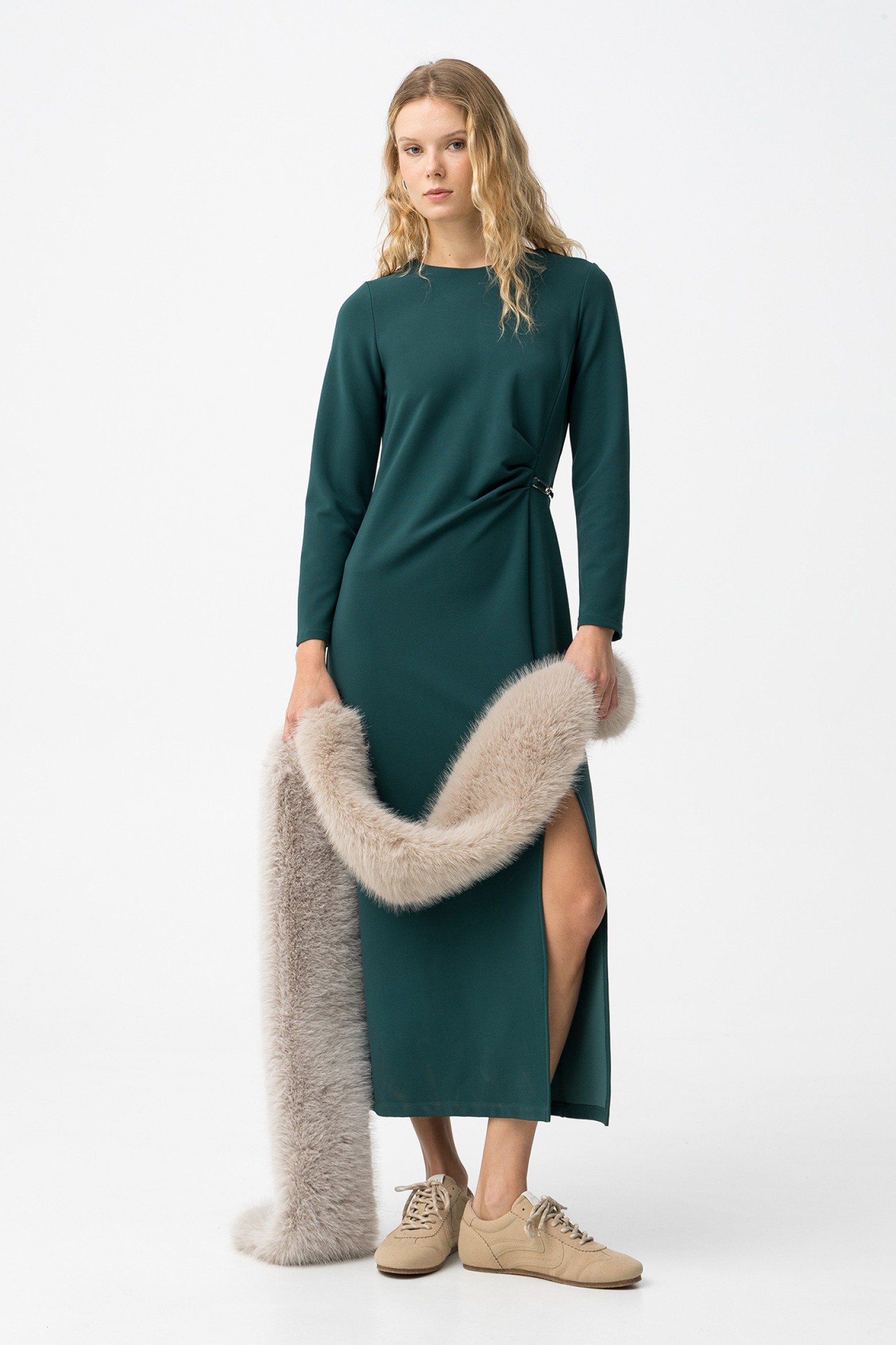 Vestido verde con fenda