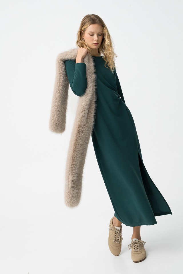 Vestido verde con fenda