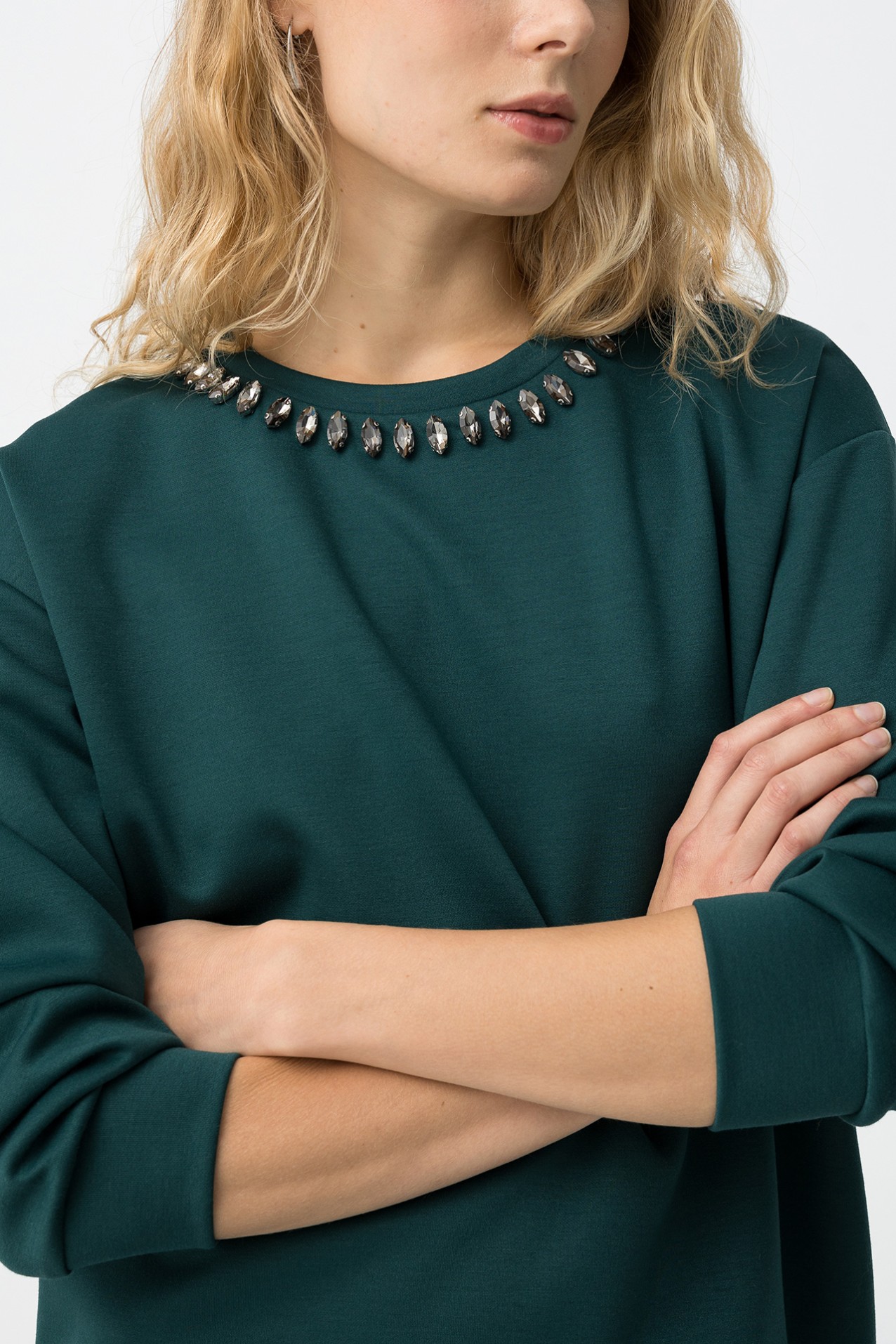 Sudadera verde con piedras