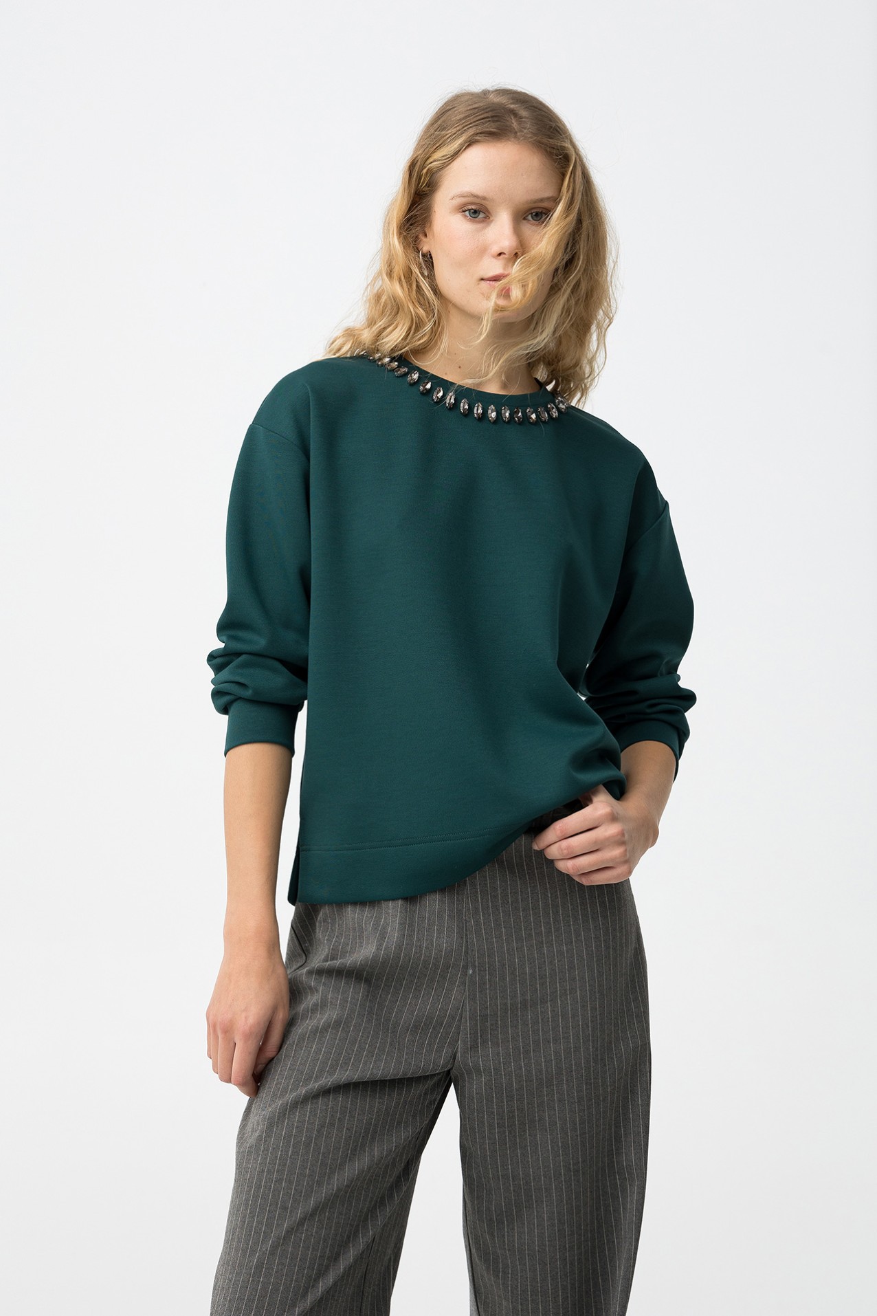 Sudadera verde con piedras