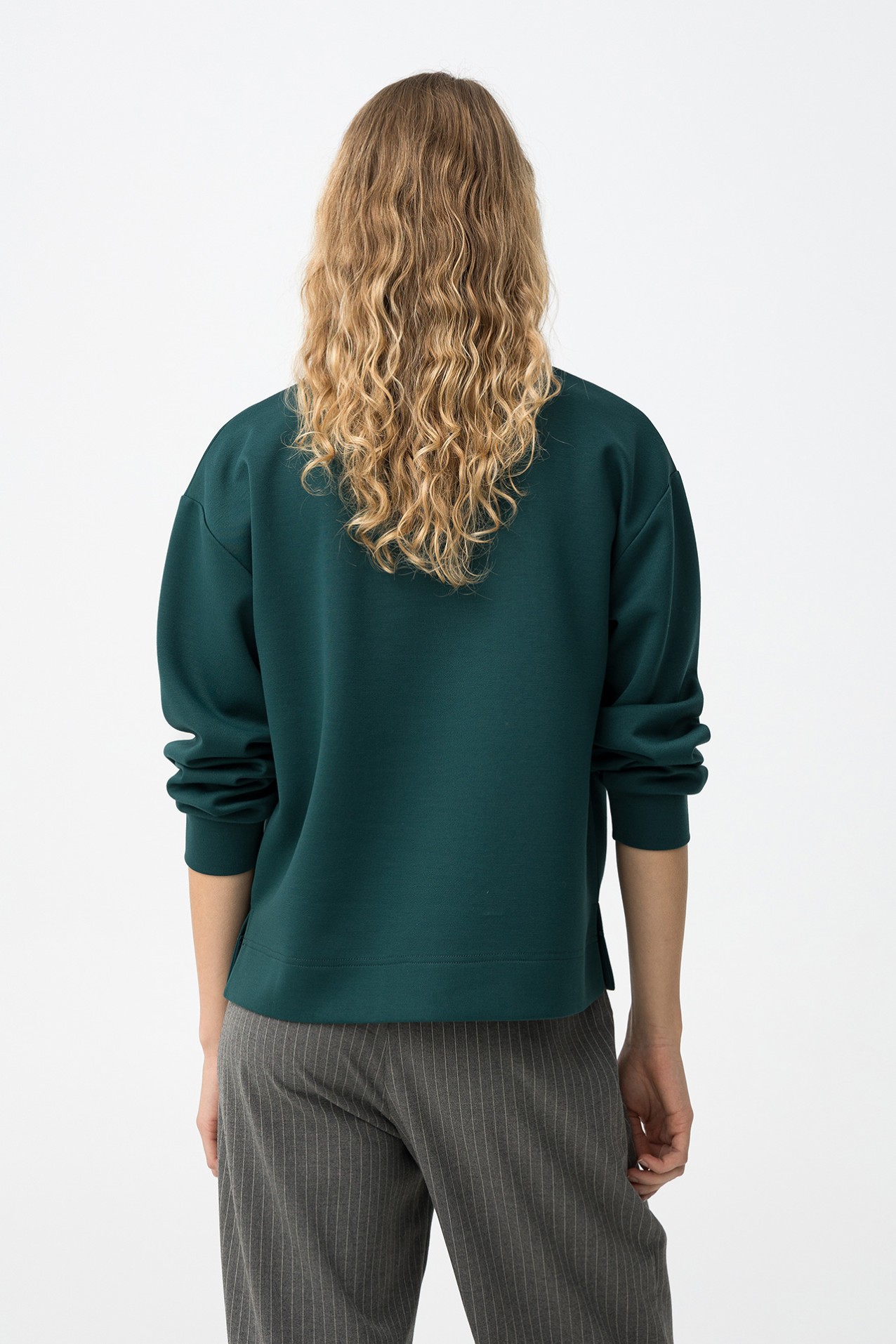 Sudadera verde con piedras