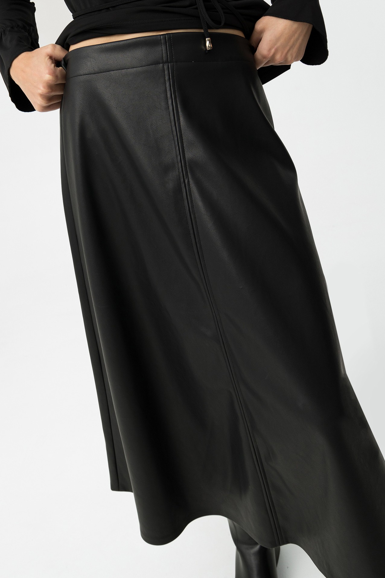 Saia Midi Preta Elegante