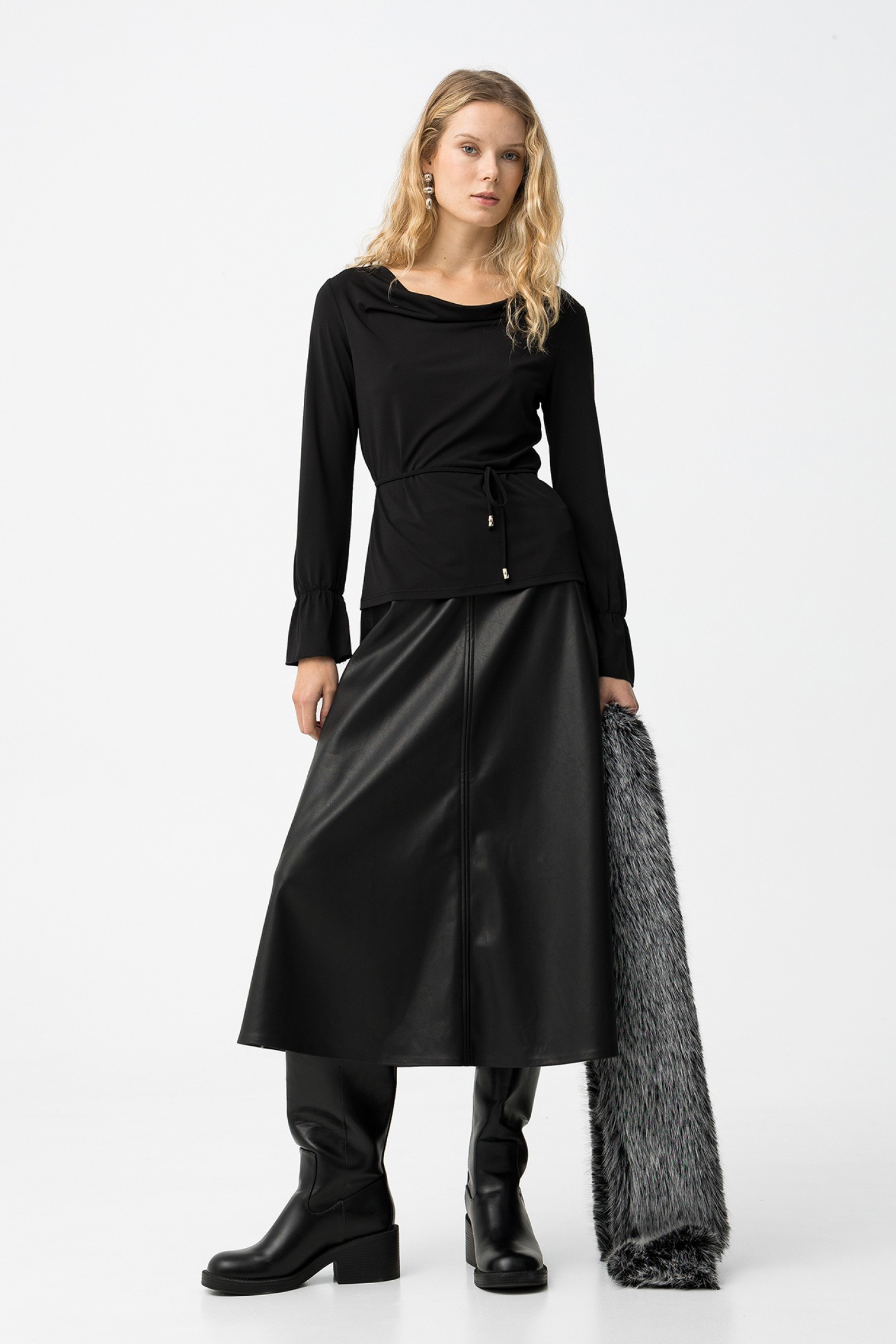 Saia Midi Preta Elegante