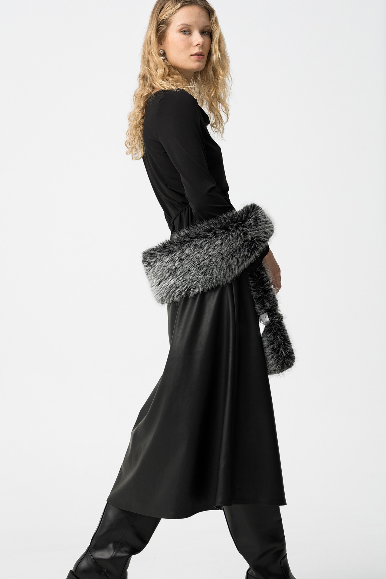 Saia Midi Preta Elegante