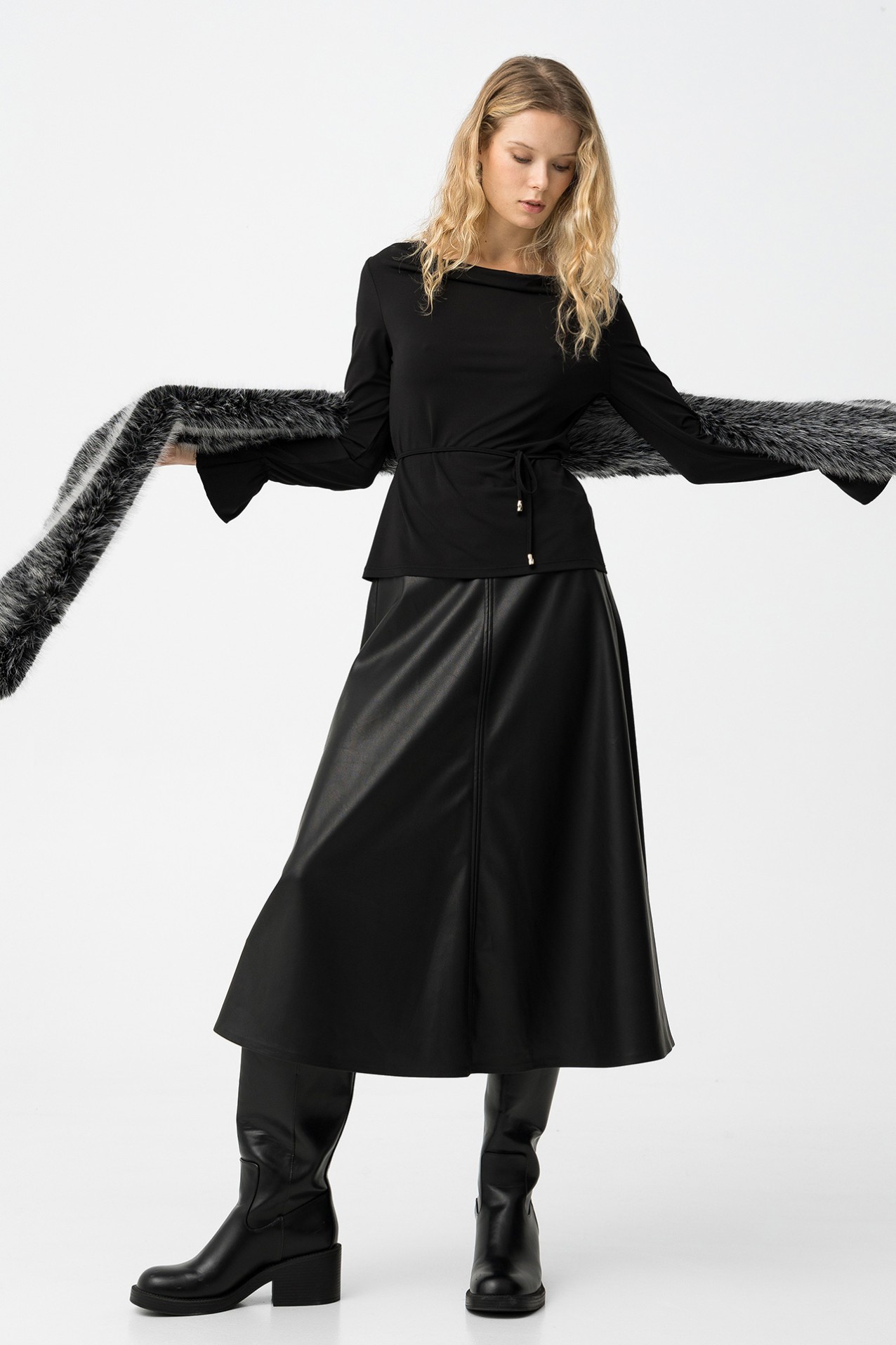 Saia Midi Preta Elegante