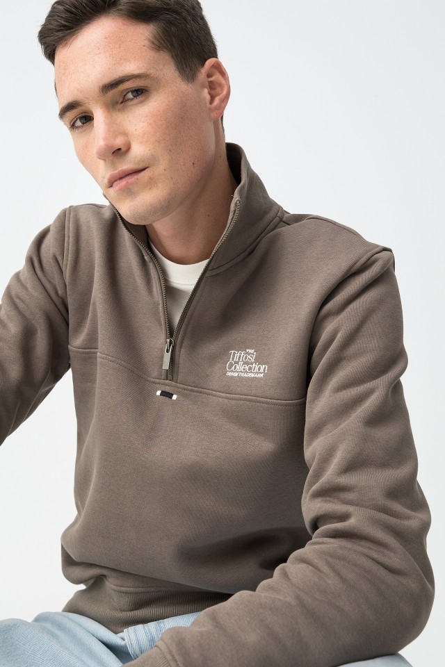 Sweatshirt Castanha com Fecho